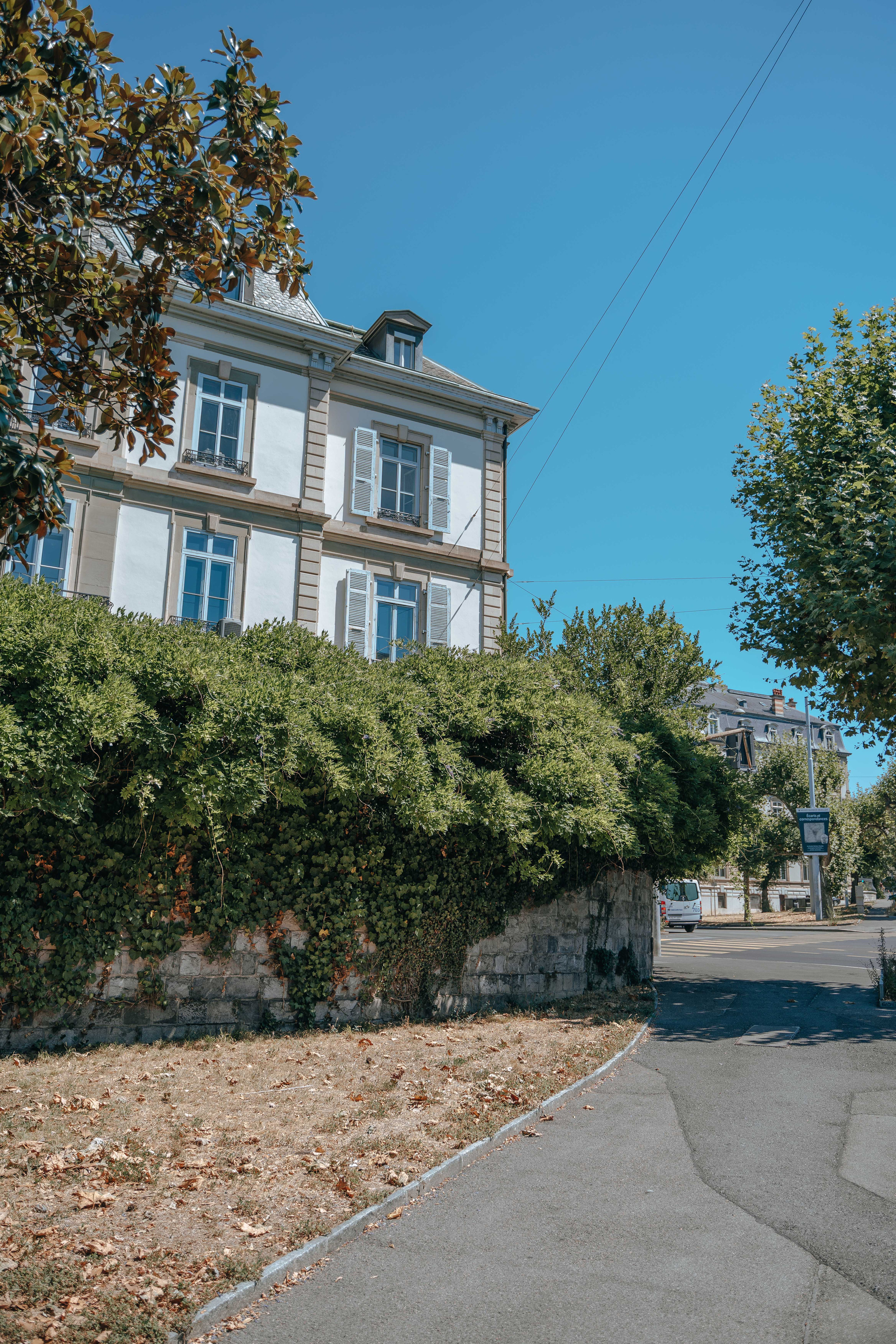 Places for a photo shoot in Geneva: the tower and streets. Professional Wedding Photographer Geneva & Romande Switzerland | Tanya Creator