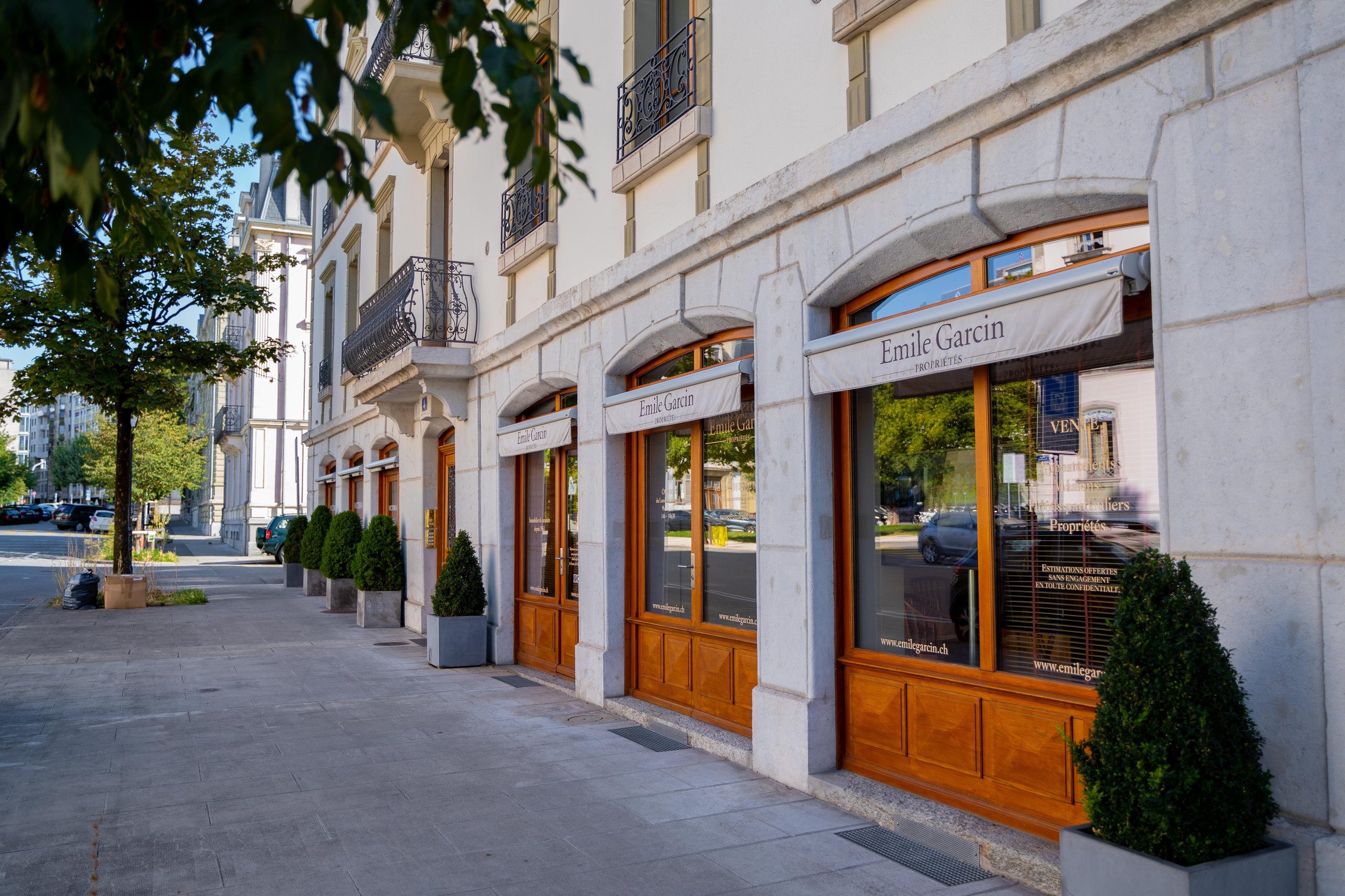 Places for a photo shoot in Geneva: road and park. Professional Wedding Photographer Geneva & Romande Switzerland | Tanya Creator