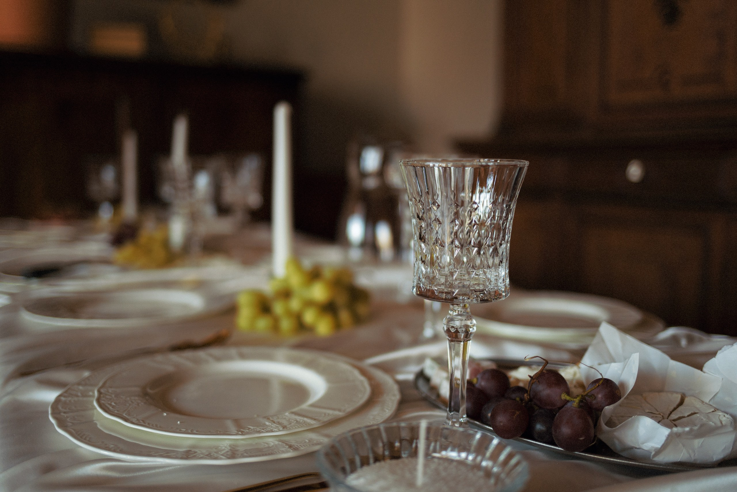 Бокалы и тарелки на свадебном столе — винтажная атмосфера Петербургской свадьбы