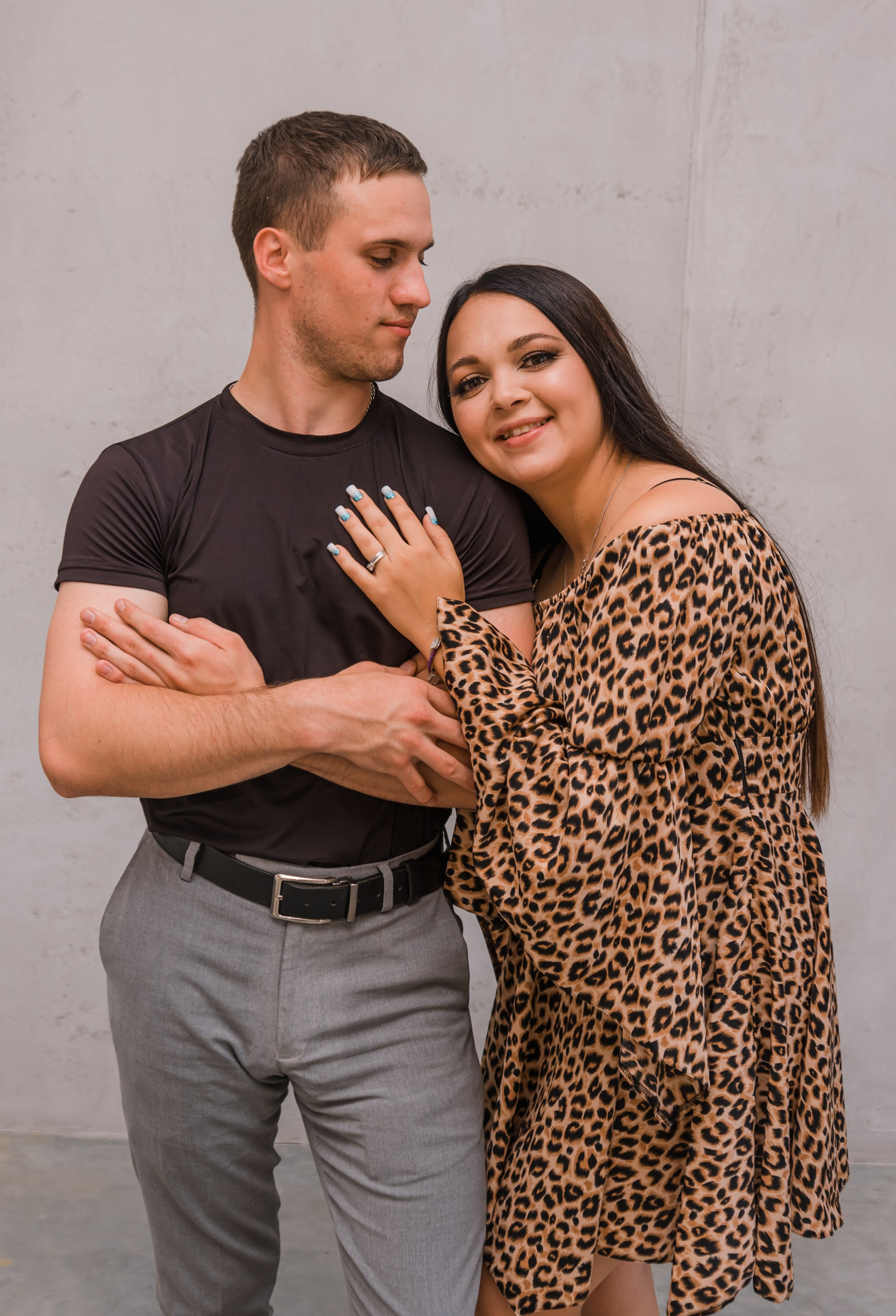 На фотографии жена обнимает супруга.