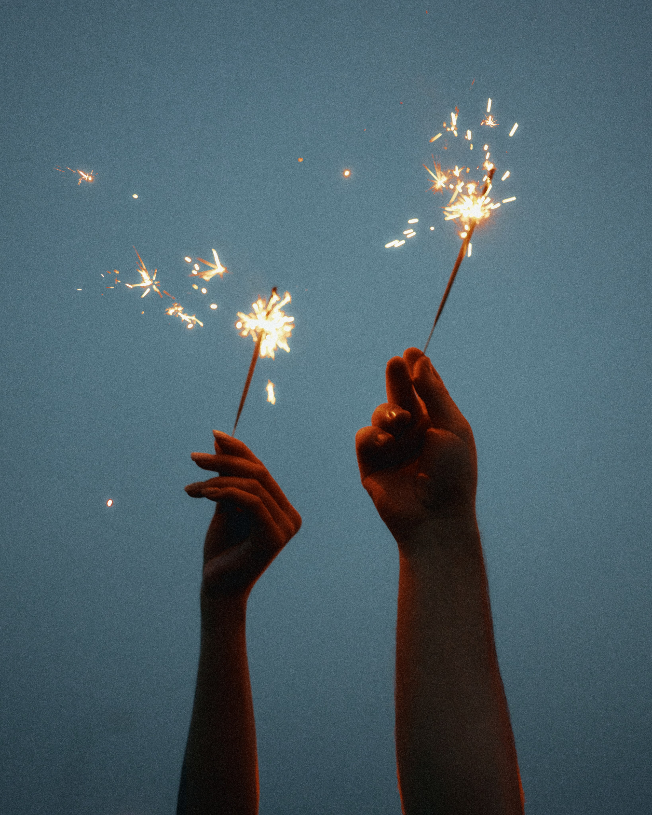 ночная лавстори фотосессия с бенгальскими огнями