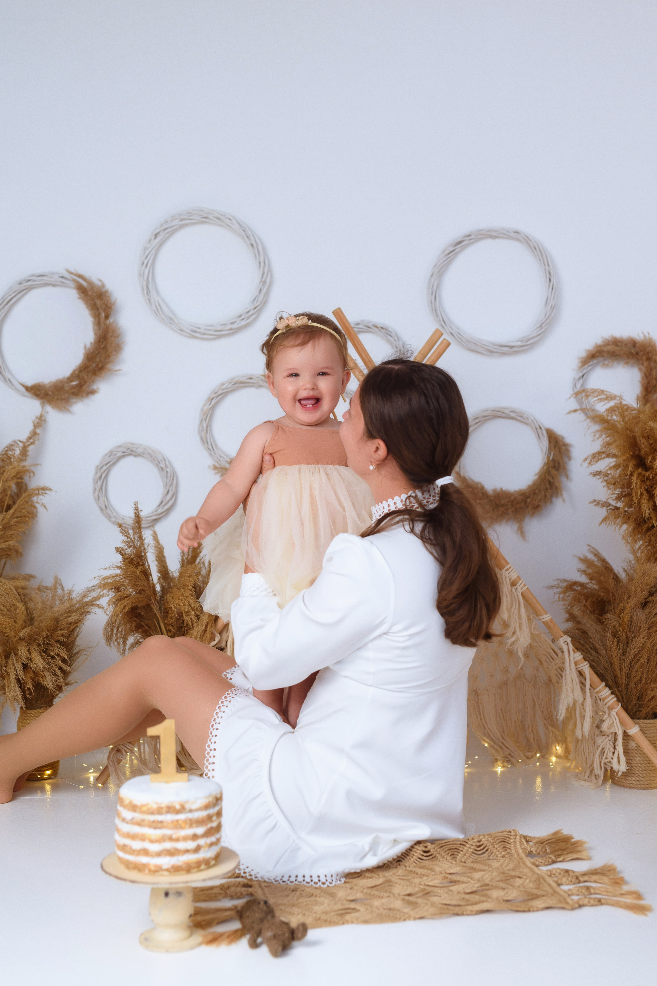 Семейная фотосессия с ребёнком в уютной обстановке