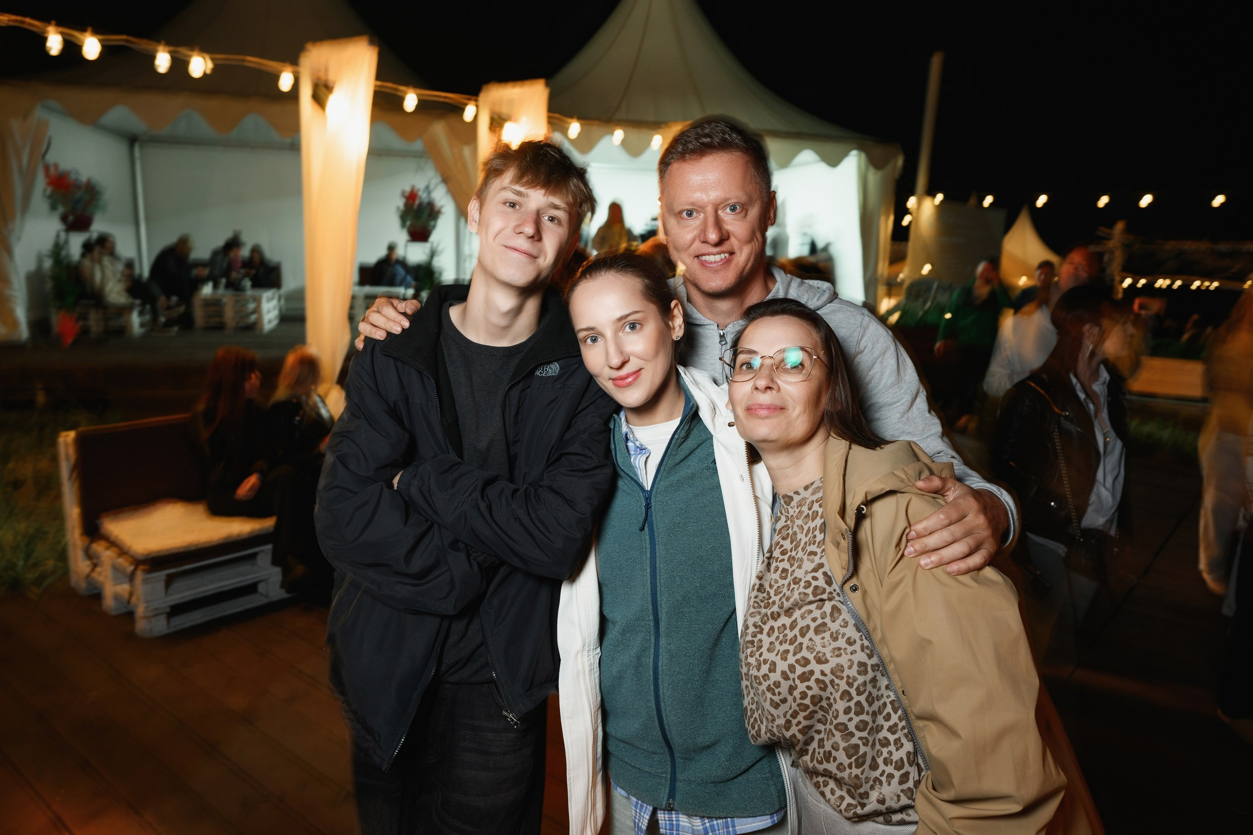 Фотосъемка вечеринки на берегу океана в Петропавловске-Камчатском. Вечерняя вечеринка с друзьями на берегу Тихого океана в Петропавловске-Камчатском. Яркие эмоции и закатные фото с вечеринки у океана в Петропавловске-Камчатском. Профессиональная съемка вечеринок на побережье в Петропавловске-Камчатском. Стоимость фотосъемки вечеринки на океане в Петропавловске-Камчатском.