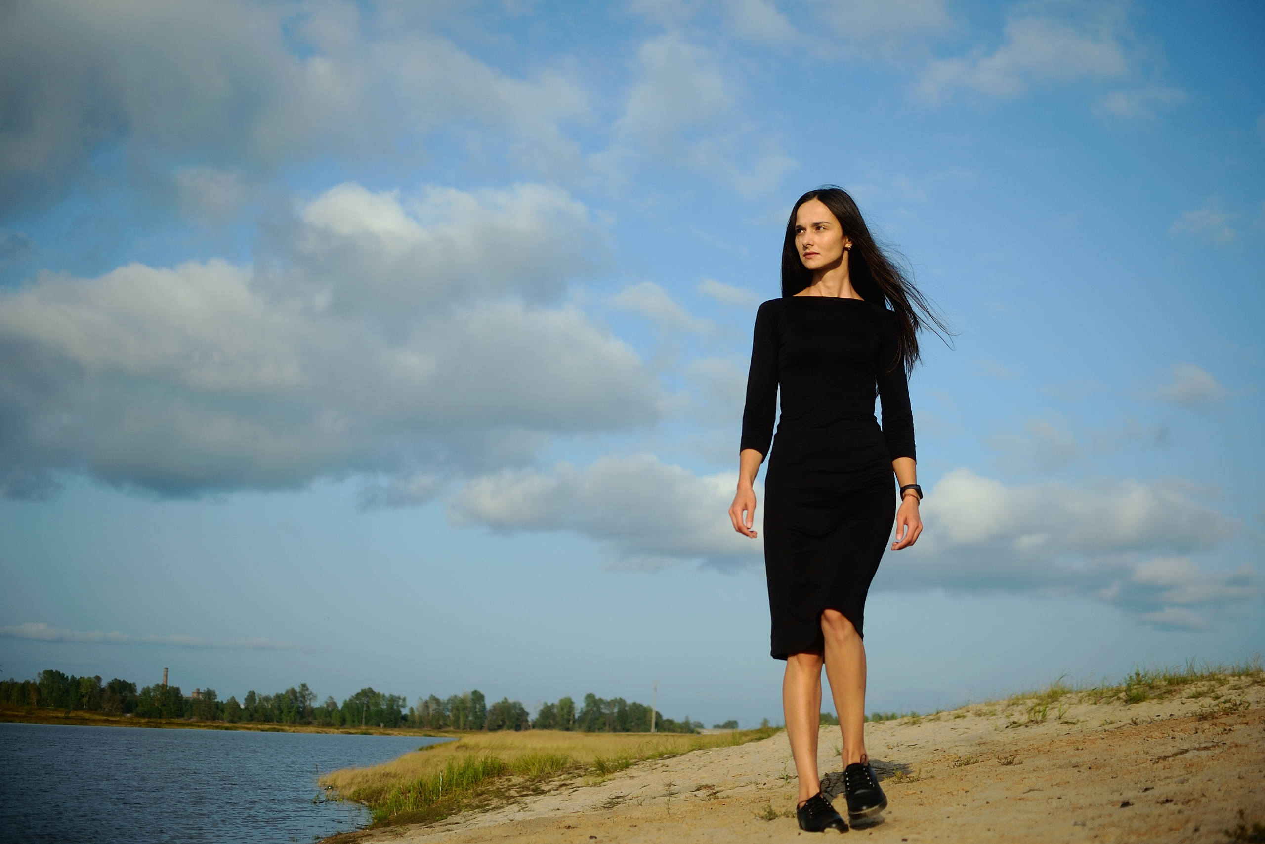 Креативная фотосессия на берегу реки о внутреннем состоянии девушки