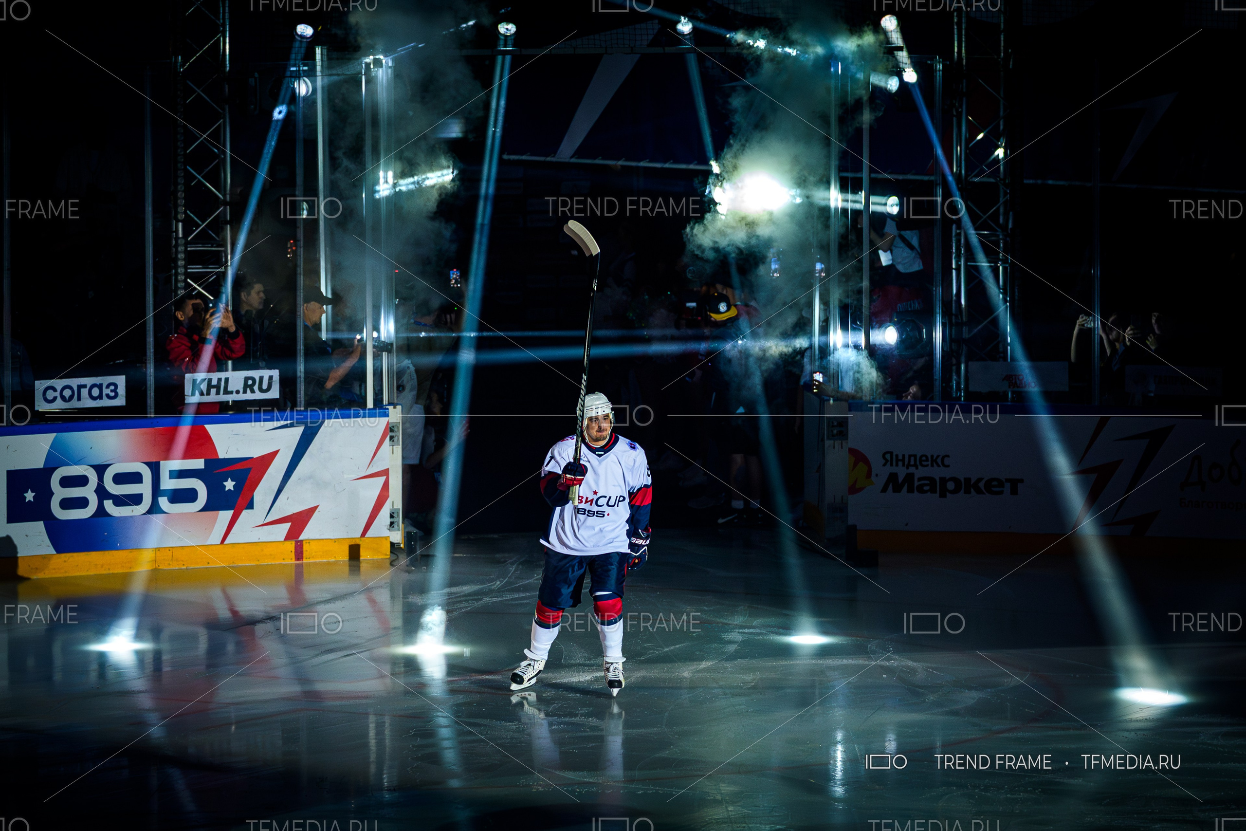 Кубок Овечкина 2025 по хоккею в Мытищах — Рубен Бегунц, номер 81, приветствует болельщиков на льду. Премиальные спортивные фото TrendFrame.