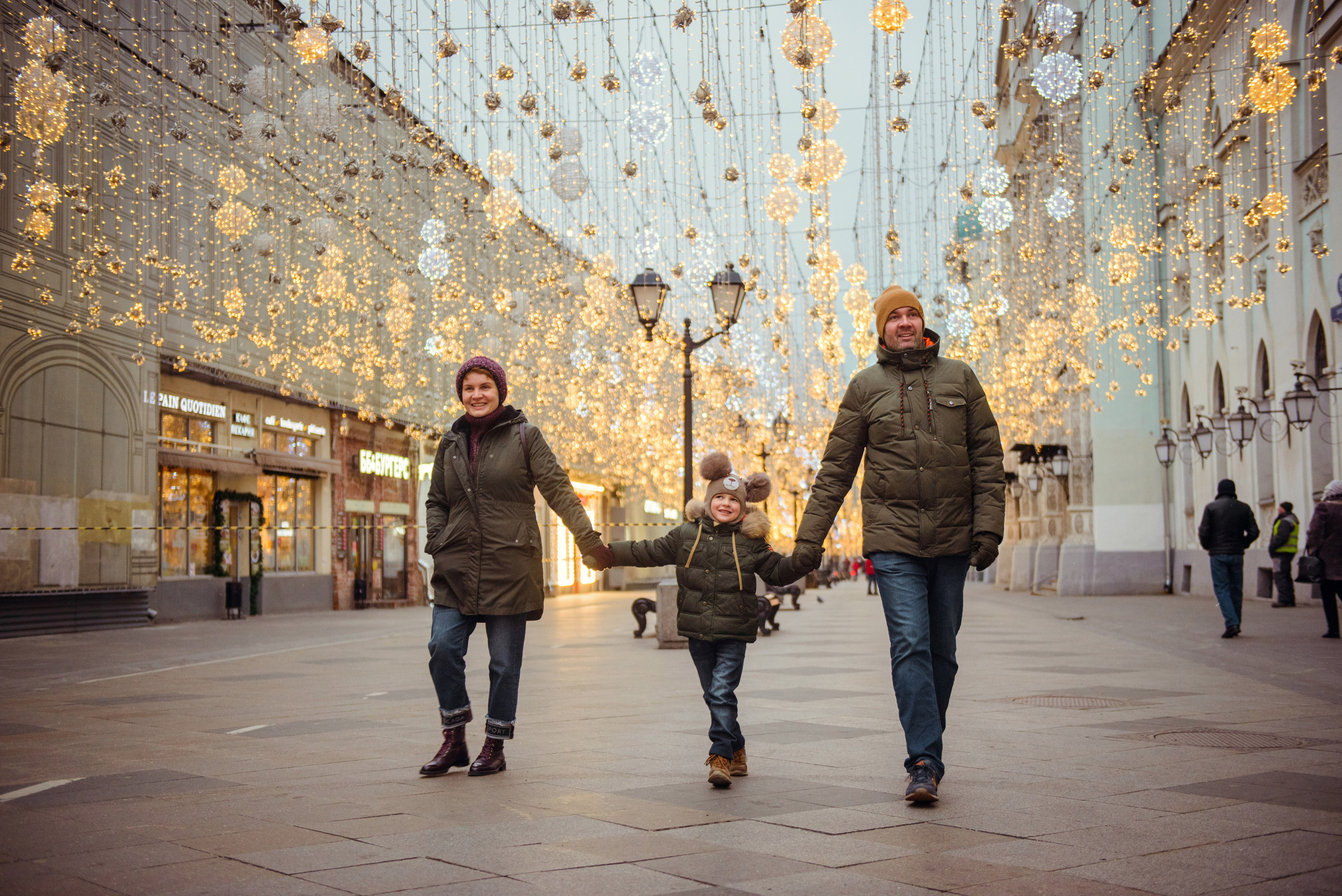 family photo shoot walking in the city. New Year Christmas photoshoot (Photographer in Edinburgh Elena Carruthers)