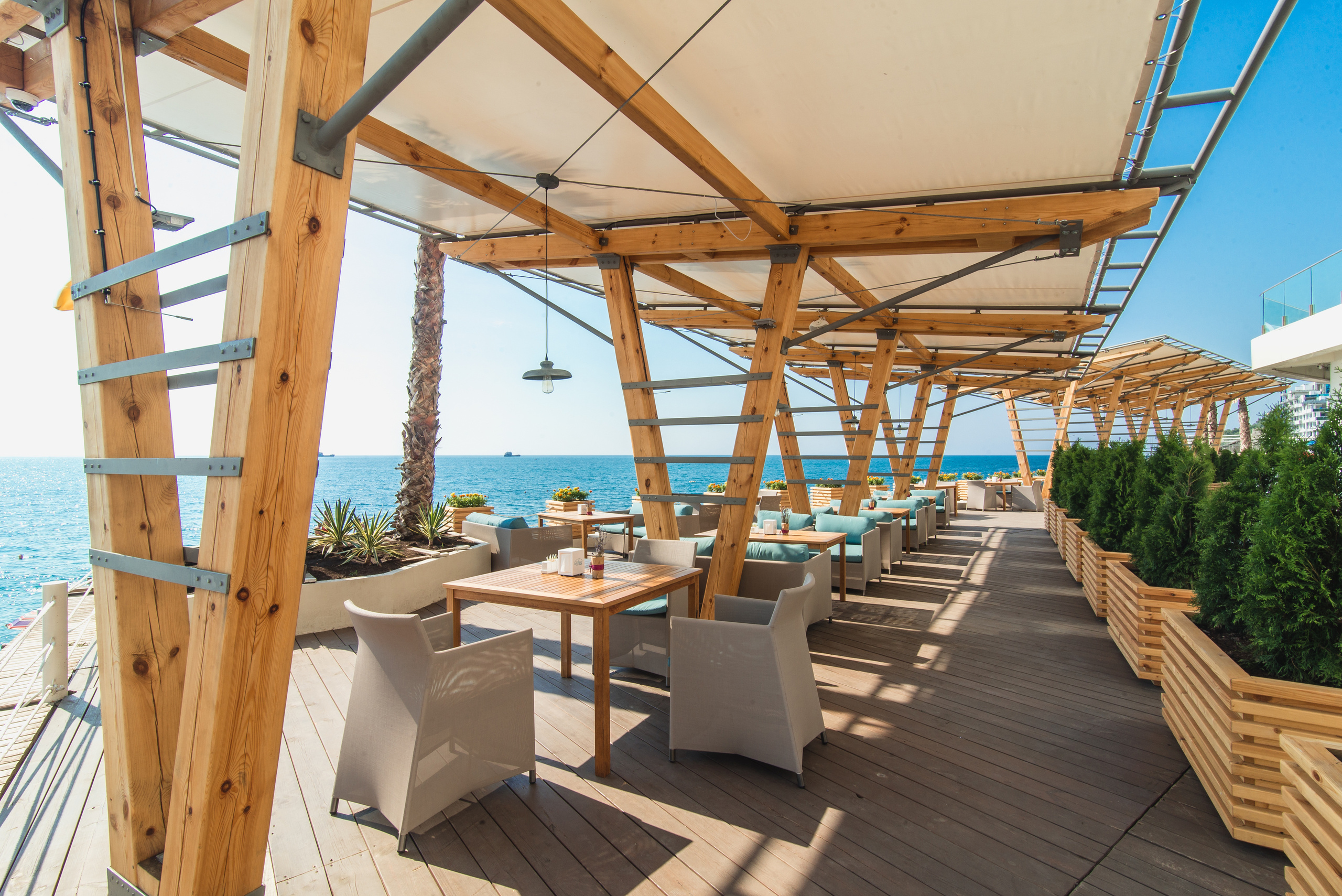 Фотосессия летней террасы бара-ресторана Octopus-Bar. Фотограф интерьеров Фотосъемка рекламы в Ялте и по Крыму