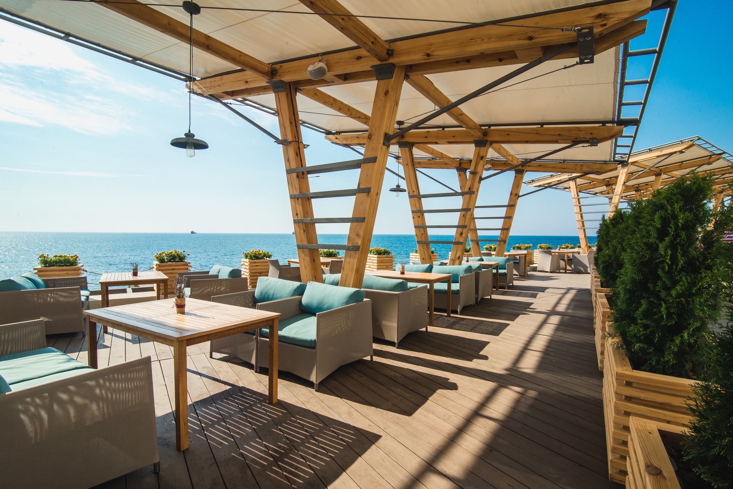 Фотосессия летней террасы бара-ресторана Octopus-Bar. Фотограф интерьеров Фотосъемка рекламы в Ялте и по Крыму