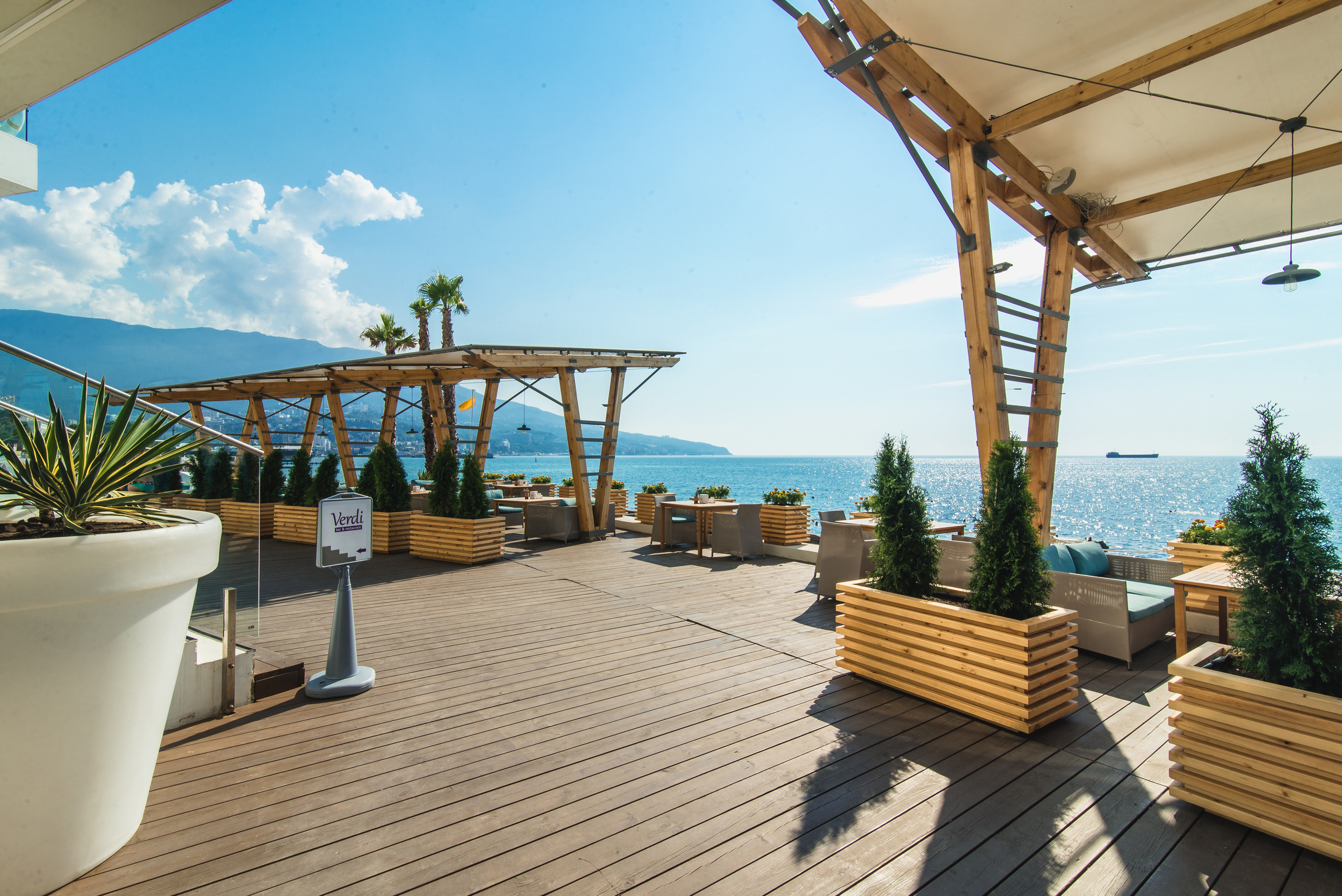 Фотосессия летней террасы бара-ресторана Octopus-Bar. Фотограф интерьеров Фотосъемка рекламы в Ялте и по Крыму