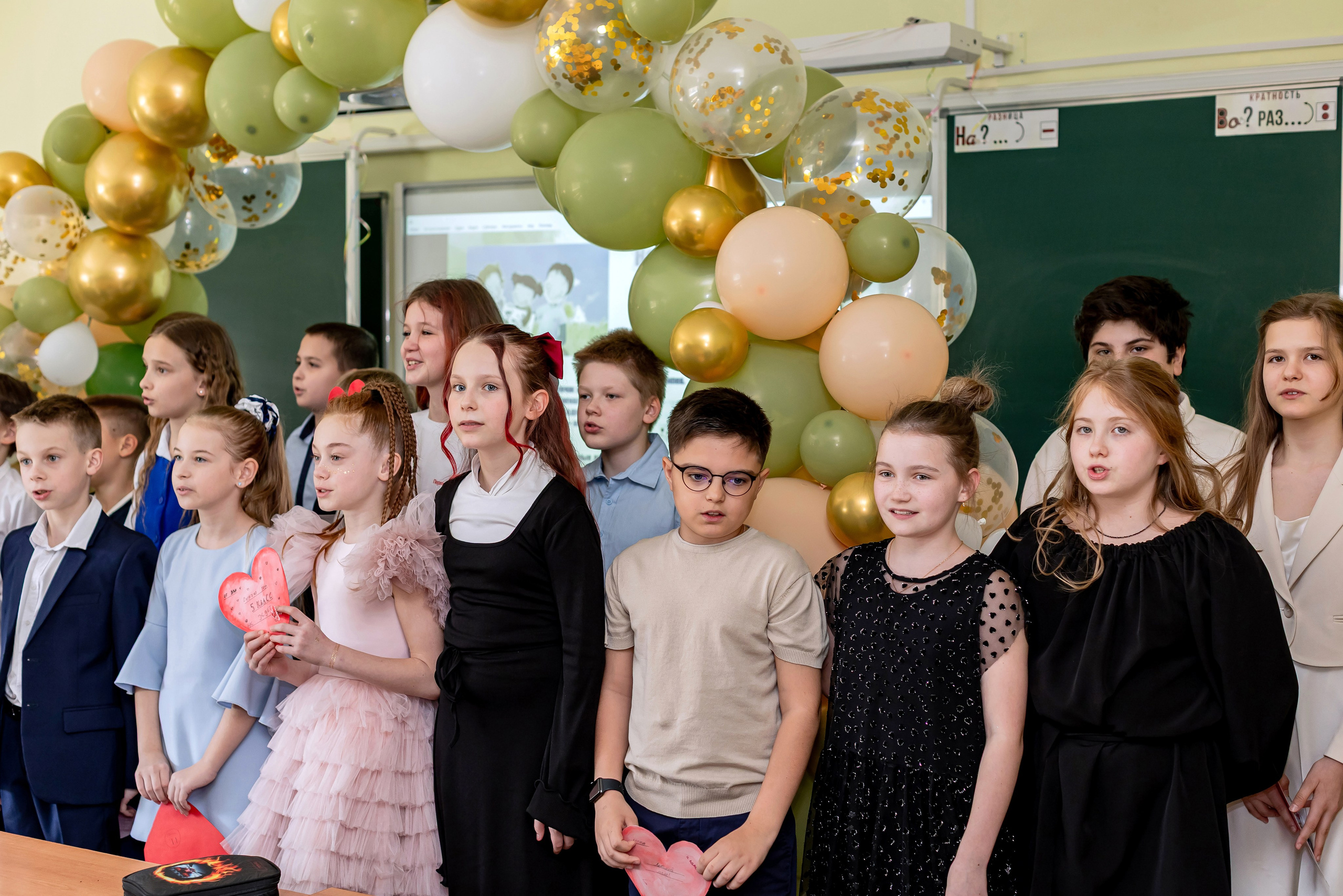Выпускной в начальной школе в классе. Фотограф и видеограф Москва. Свадебный фотограф, видеограф. Выпускные альбомы. Оживающие альбомы
