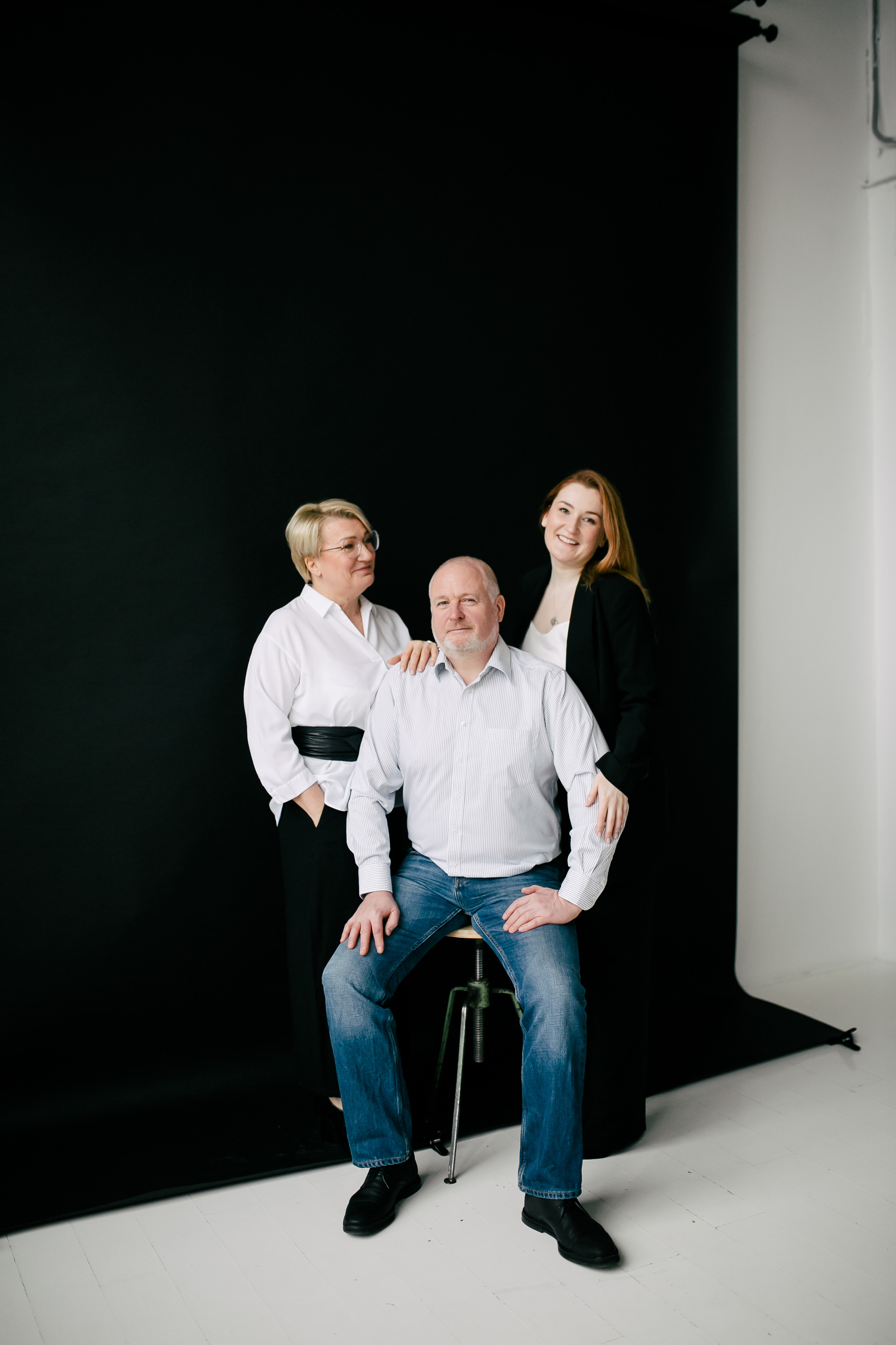 Лиза и родители, студия, Новый год. Семейный фотограф Евгения Сурина