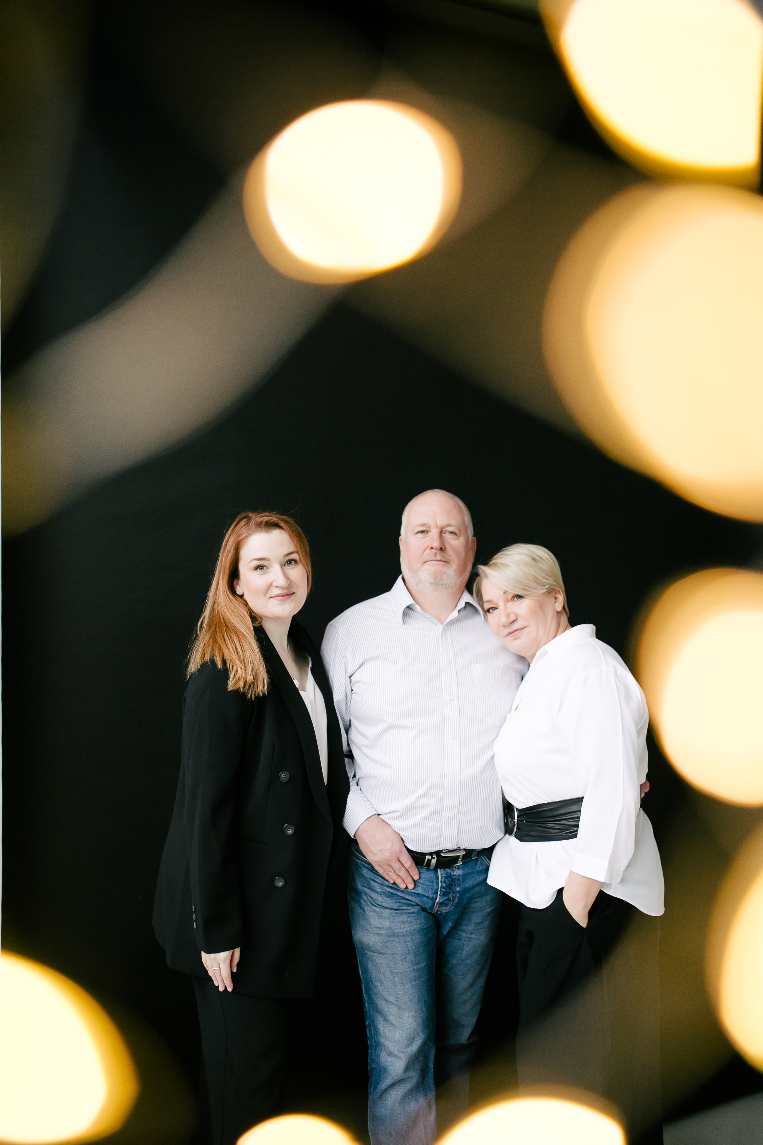 Лиза и родители, студия, Новый год. Семейный фотограф Евгения Сурина