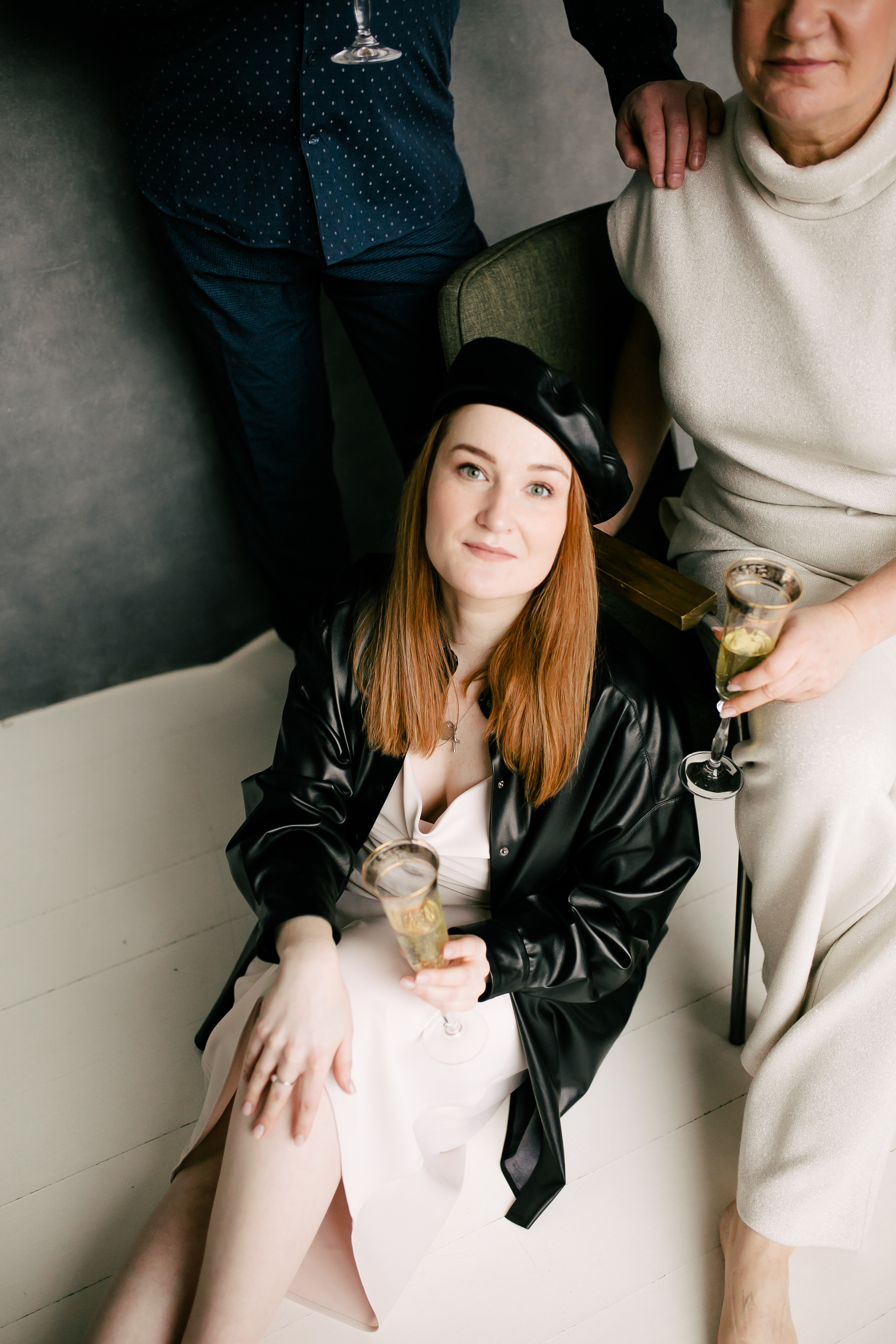 Лиза и родители, студия, Новый год. Семейный фотограф Евгения Сурина