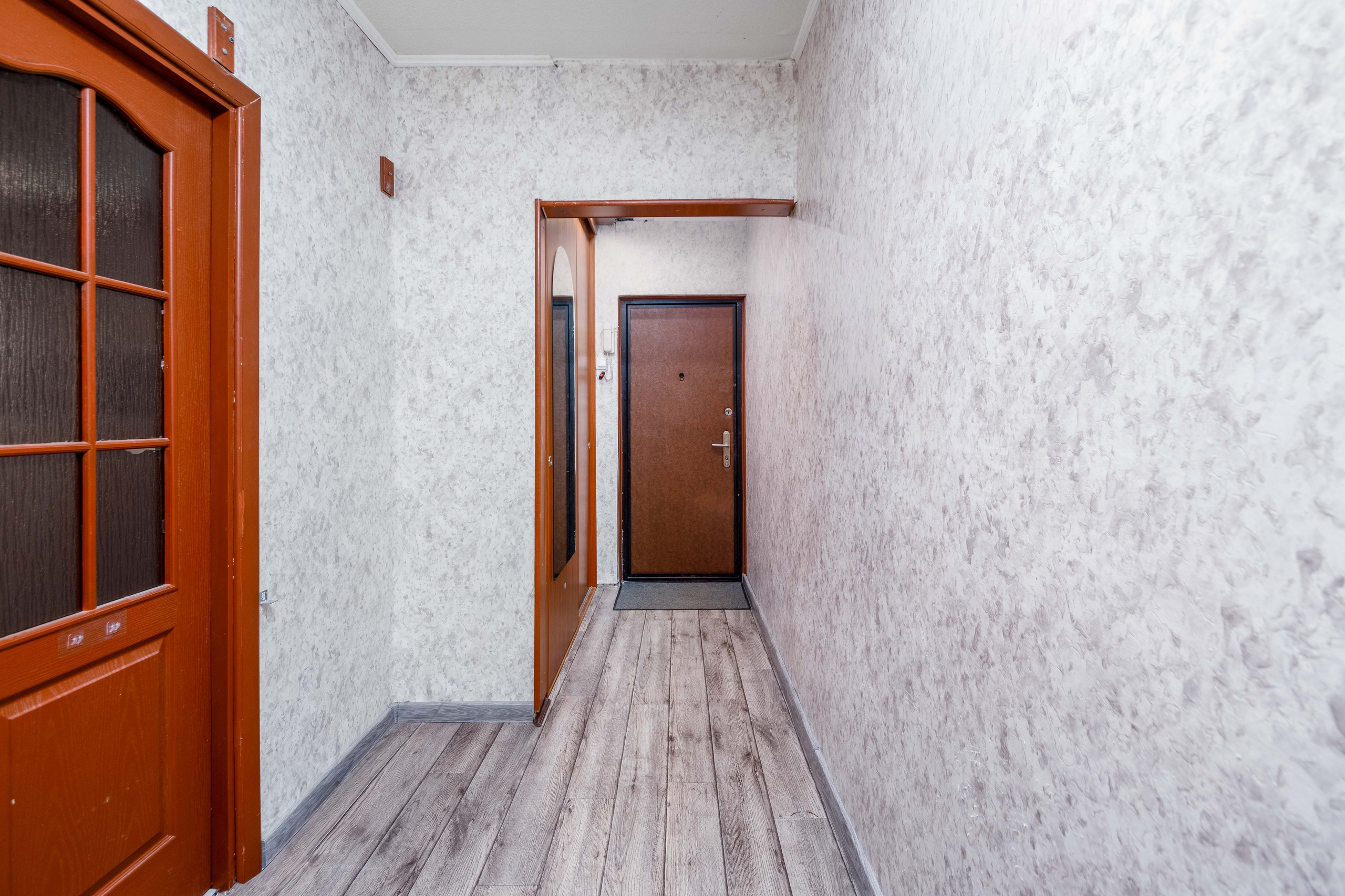 Фото интерьера прихожей в двухкомнатной квартире в Серебрянке