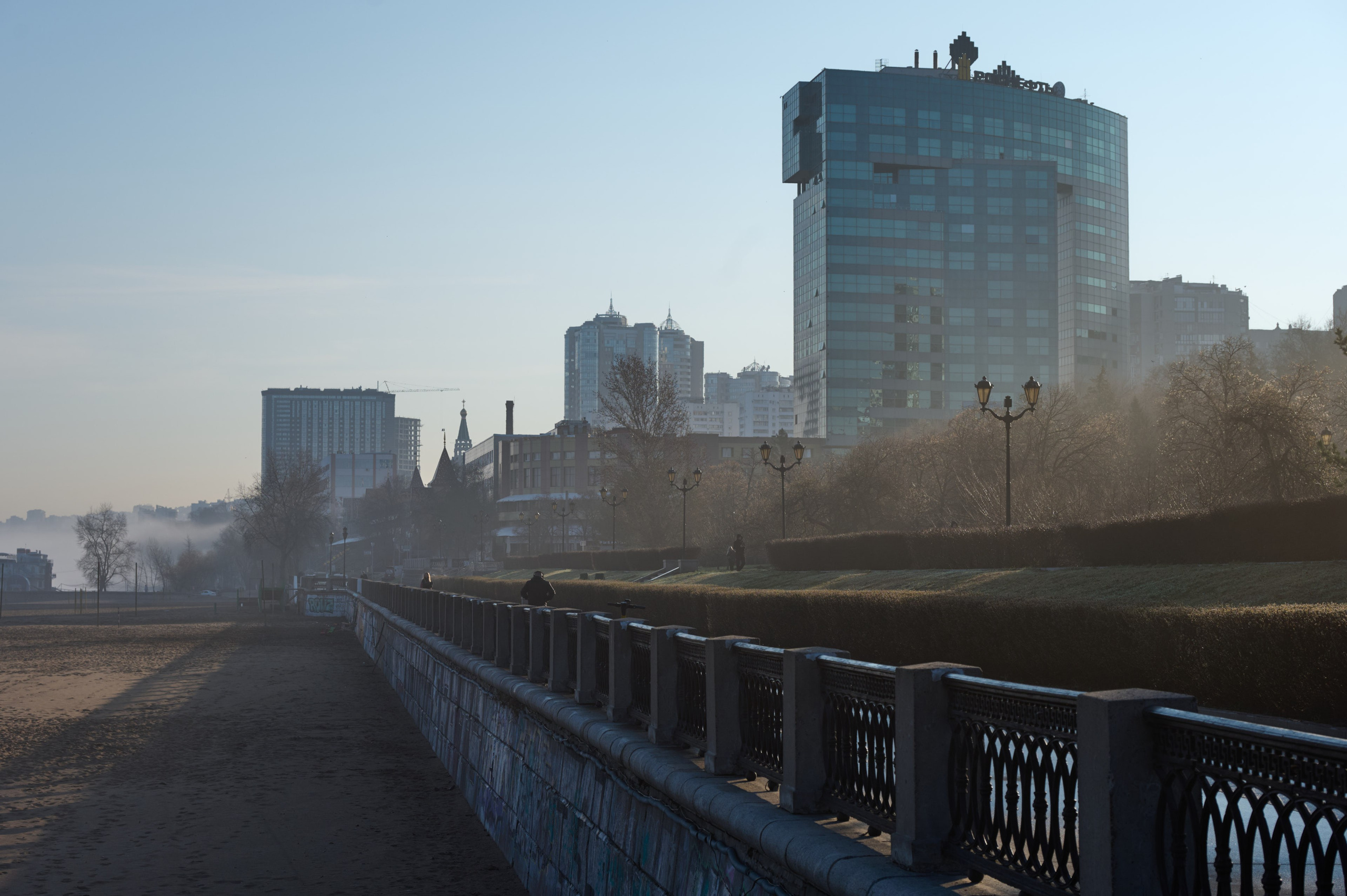 Туман на набережной Волги в Самаре, 8 апреля 2025 года