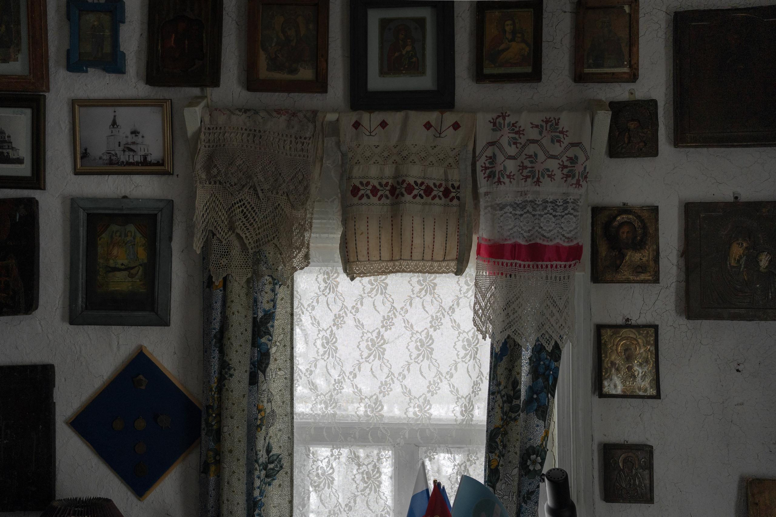 Старинные чувашские вышивки на окне краеведческого музея. Село Староганькино, Самарская область, декабрь 2023 года.