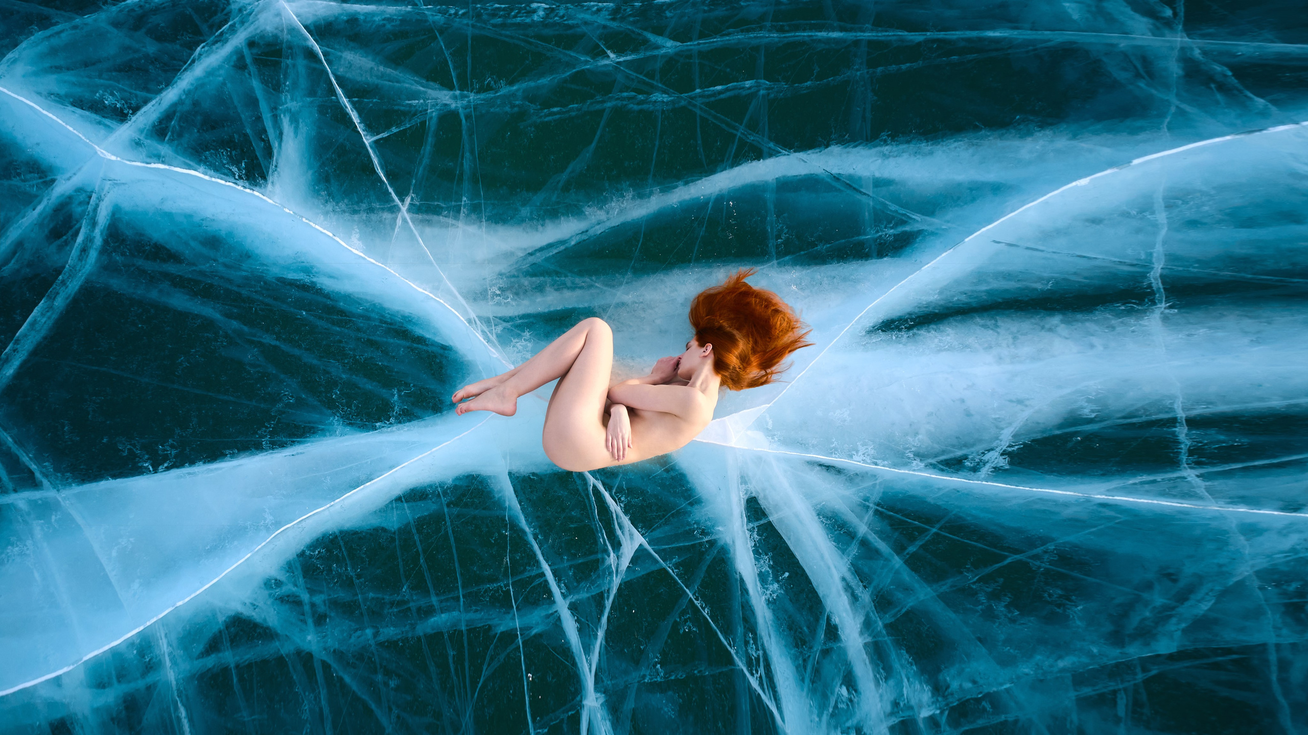 Abstract nude female portrait in soft natural light. Focus on form, emotion, and quiet absence. An intimate fine-art nude exploring the space between presence and disappearance. Shot in ambient light with minimalist aesthetic. Размытая ню-композиция. Женское тело в состоянии покоя, абстракция. Минималистичный кадр фрагмента женского тела в контрастном свете. Художественная ню-фотография, игра текстур. Художественный портрет обнажённой женщины. Светлая сцена, ню-фотография, атмосфера статуи и тишины. Ню в тёплом освещении, женская фигура в статичной позе. Художественное изображение тела, текстуры и свет. фотограф ню. art nude photography photographer