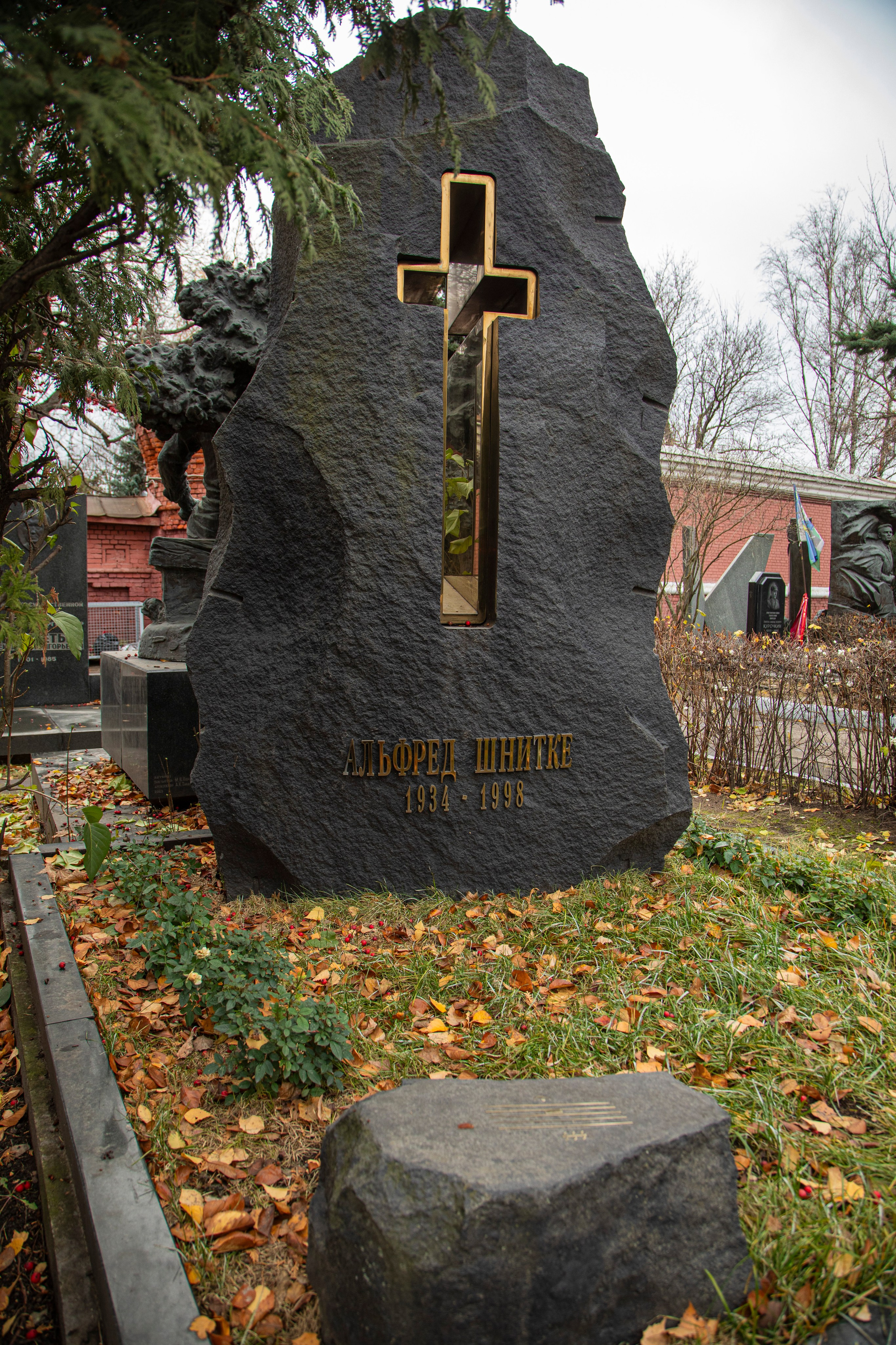 Осенняя прогулка по Новодевичьему кладбищу. Фотограф Сергей Ловкий