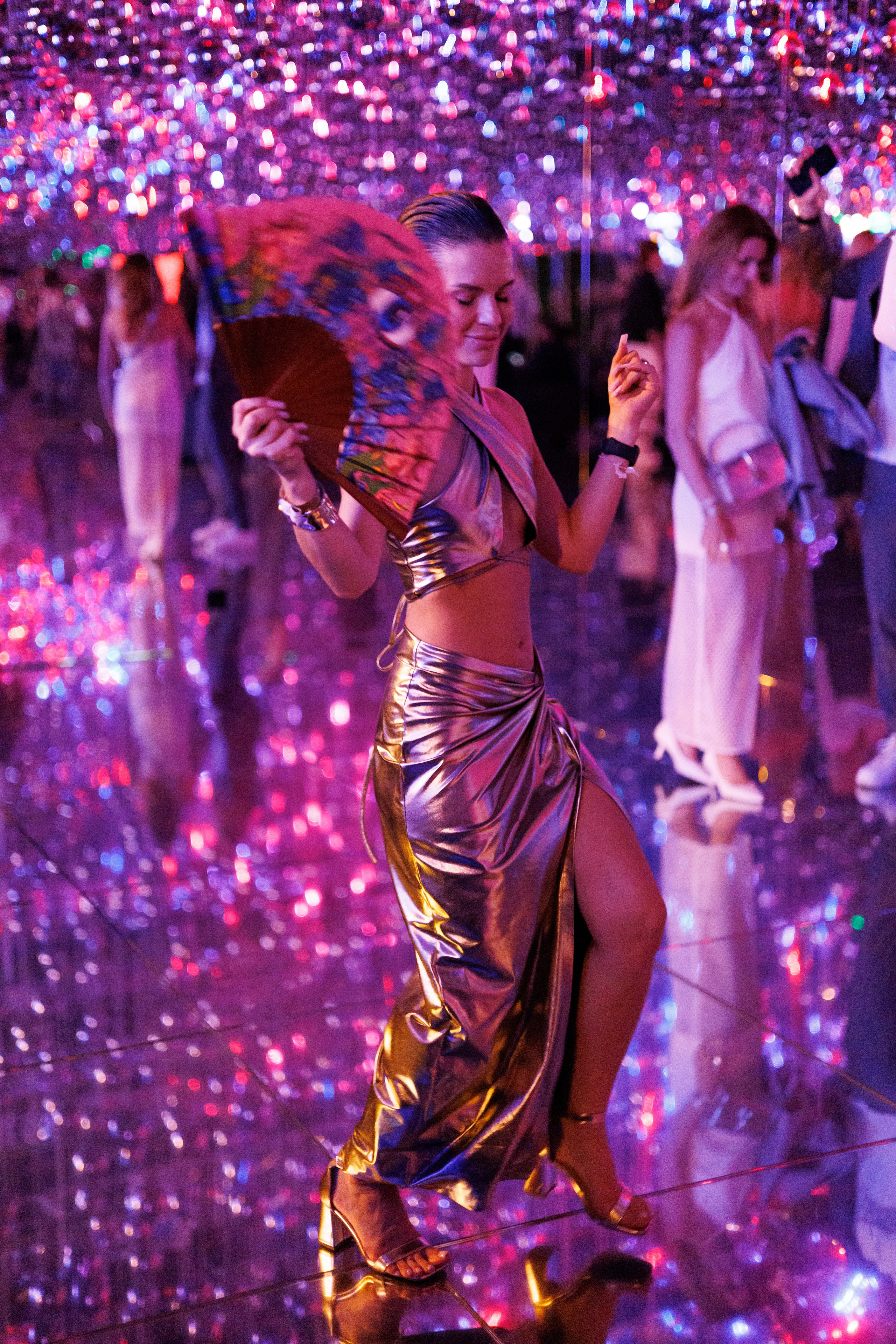 репортаж вечеринки-красивая девушка танцует