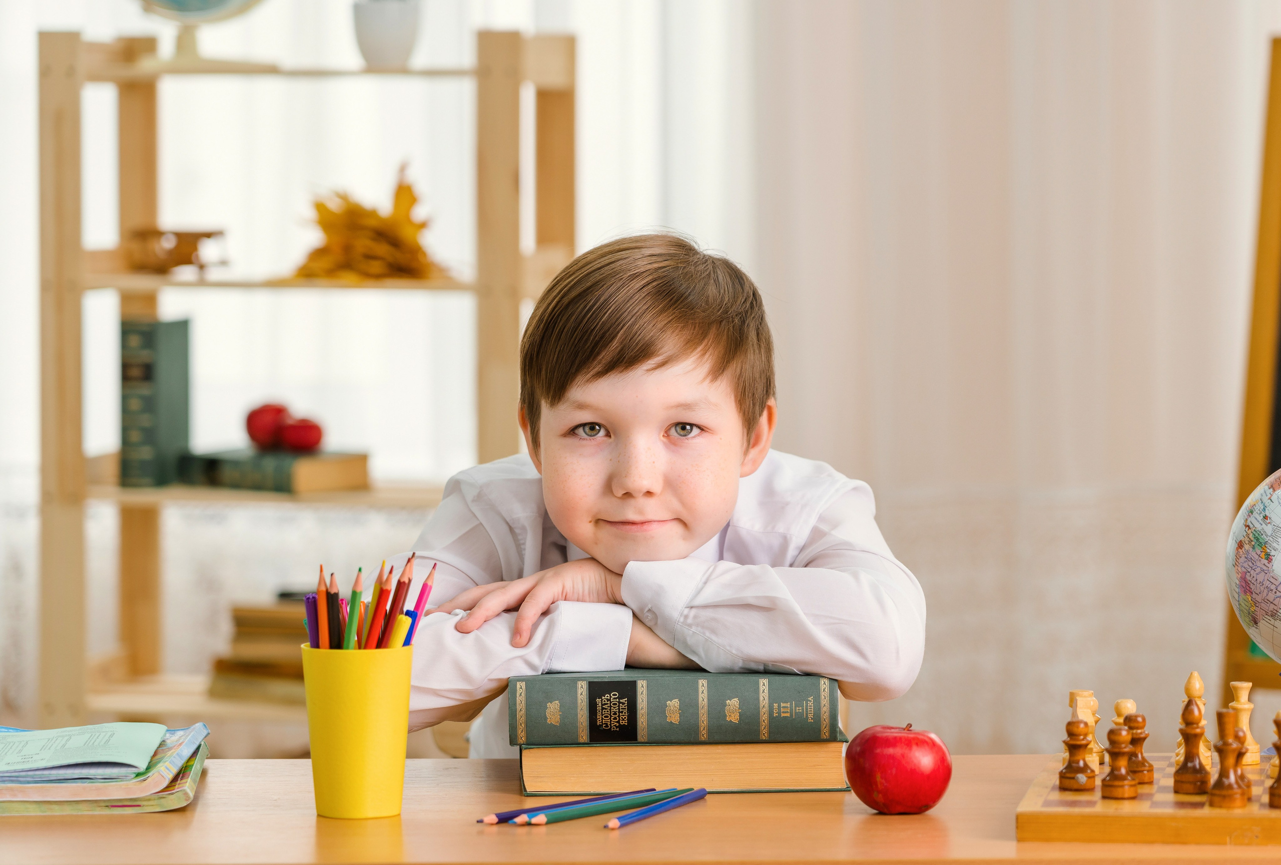 Школьная фотосессия на выпускные альбомы, школьник сидит за партой