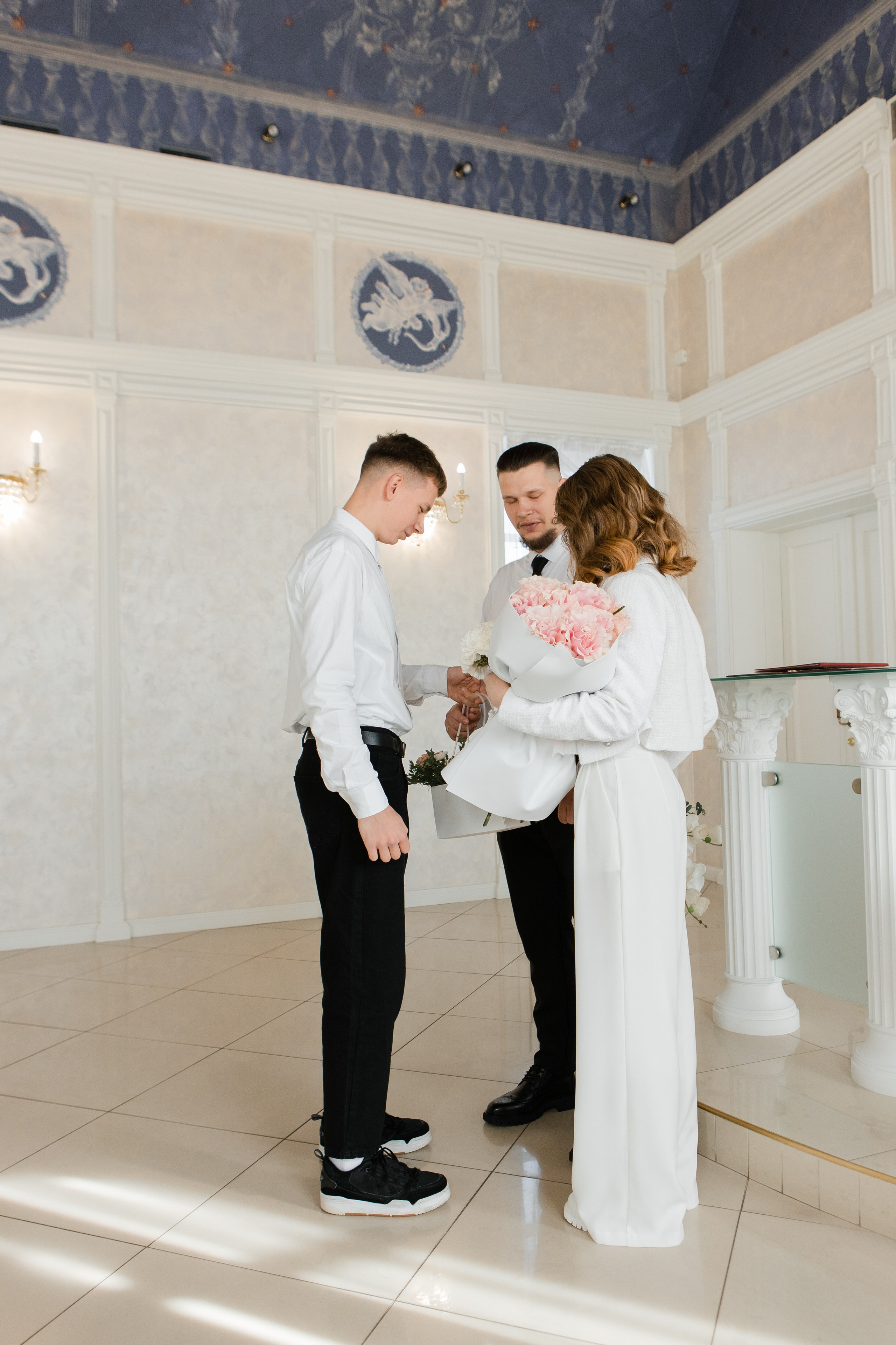 Отдел ЗАГС Администрации Центрального района. Видеосъемка и фотосъемка свадеб. Фотограф и оператор на свадьбу. Видеосъемка подкастов, собственная видео-фотостудии. Предметная фотосъемка