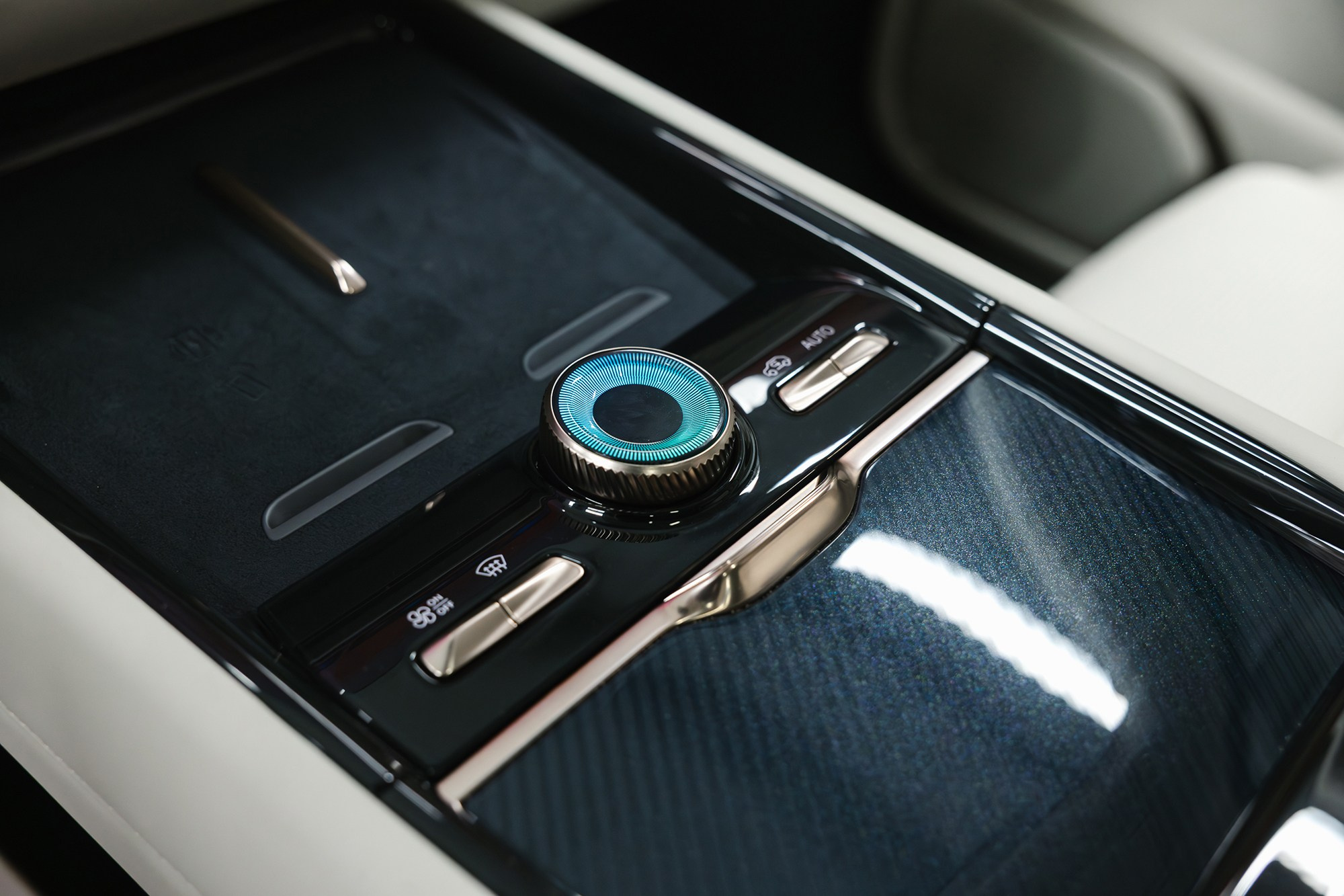 Lynk & Co 900 Ultra 2,0hyb 4WD AT (734 л. с.), 2025 г, 2,0 л бензин. Автосалон «Х-Авто»