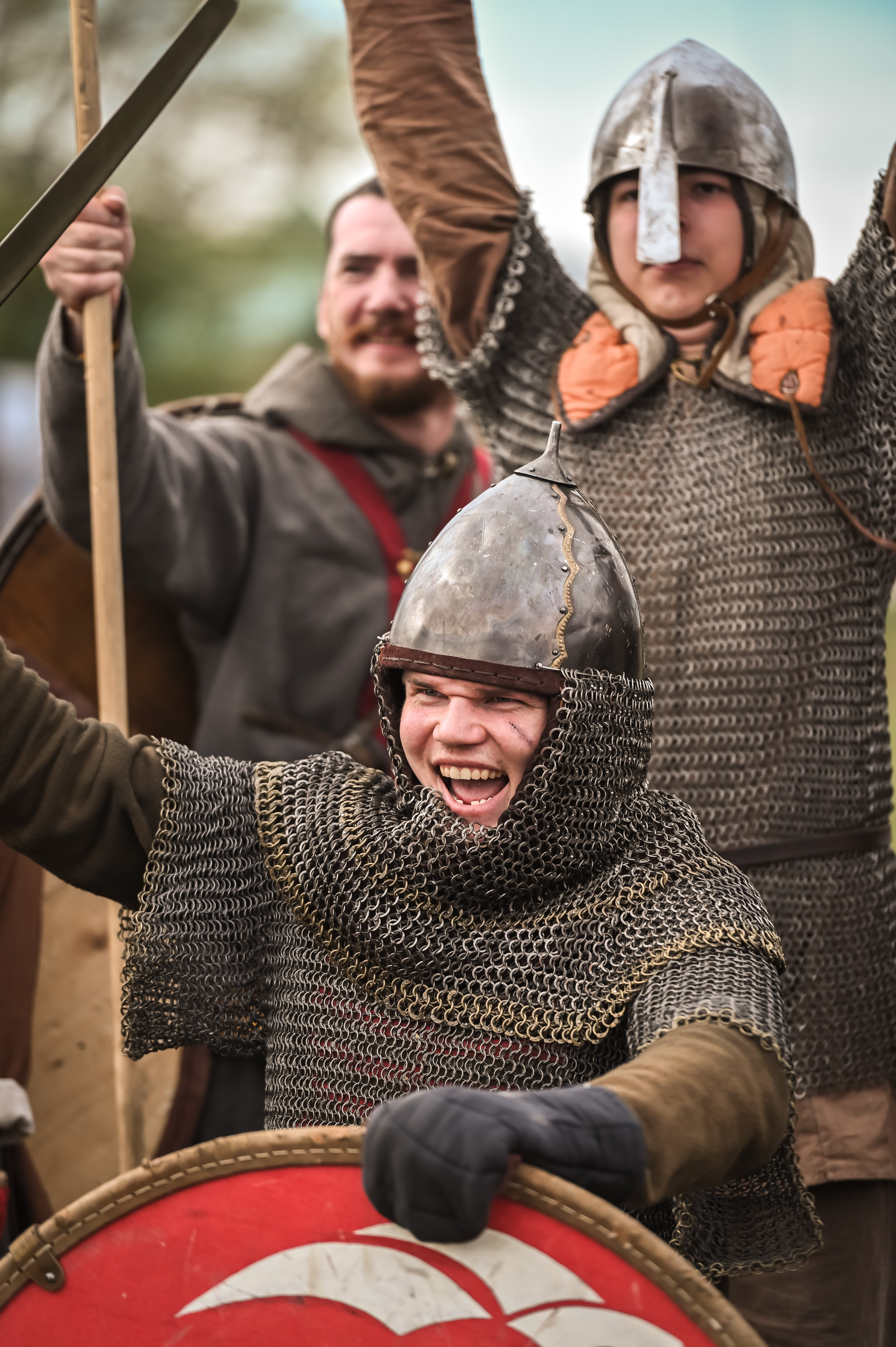 Реконструкторы в броне на репортажных фото с фестиваля средневекового боя