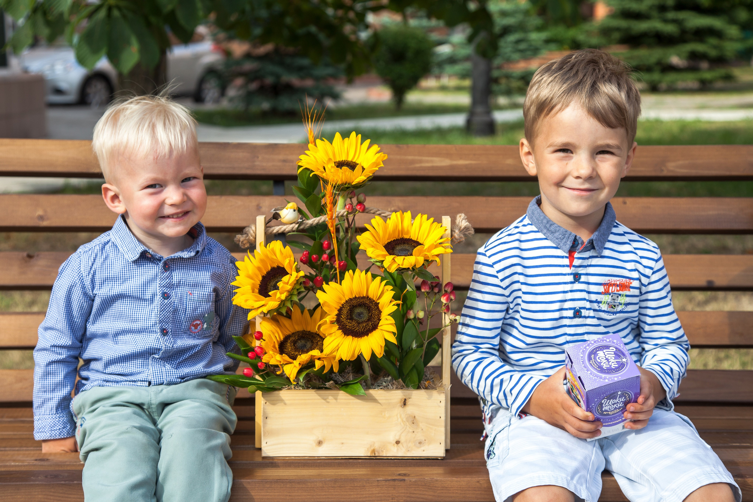 выписка из роддома , дети с цветами