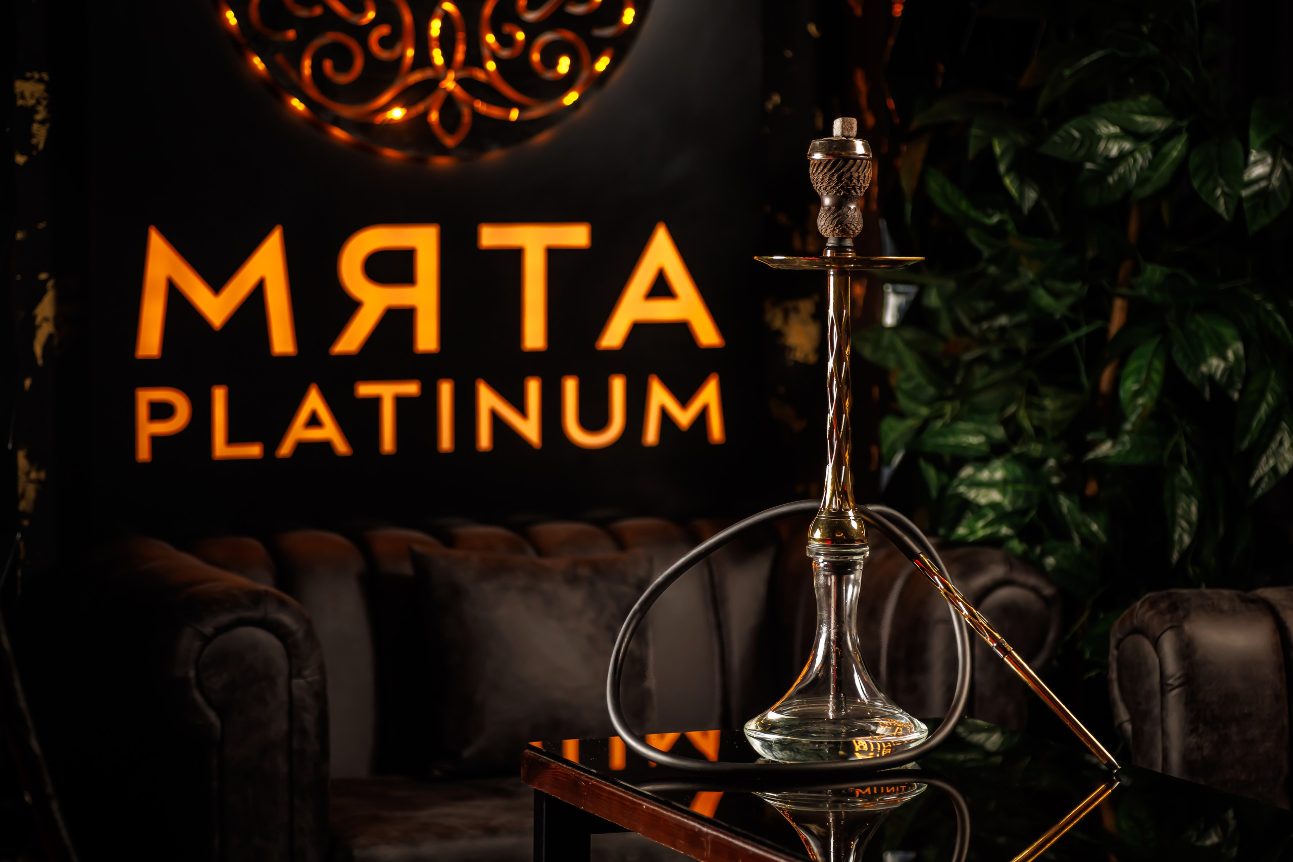 Атмосферная съёмка кальяна в вечернем интерьере