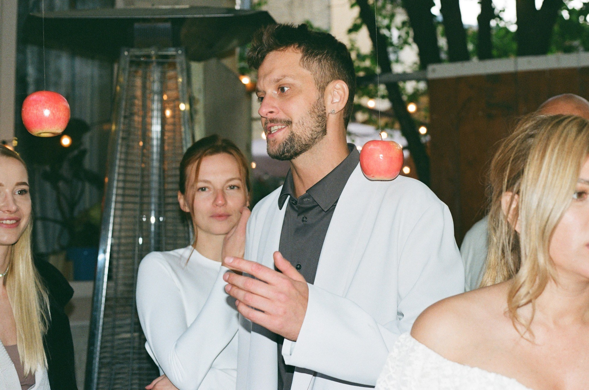 Евгений произносит тост на вечернем банкете Ivory Garden, плёночный кадр Kodak Gold 200