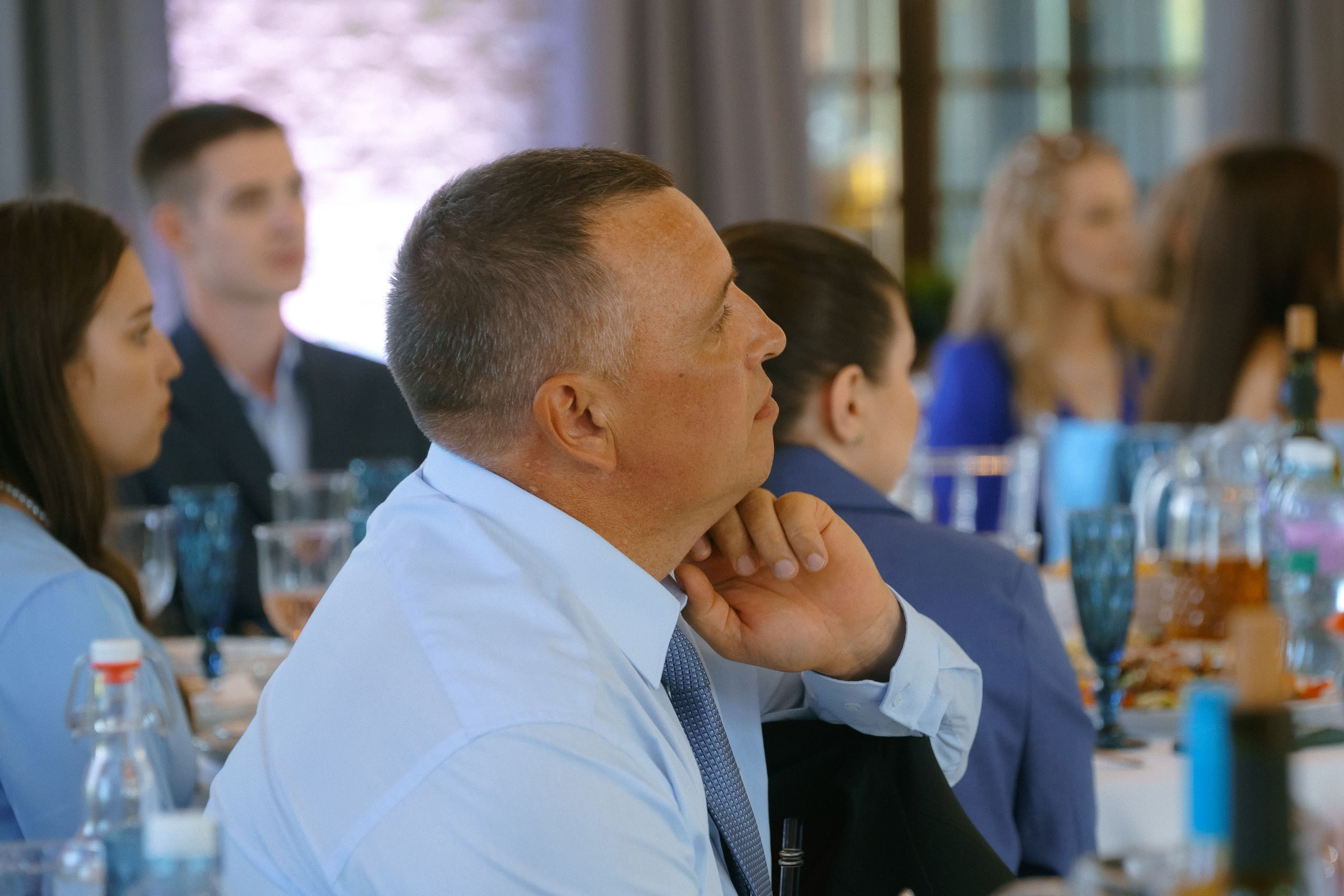 Гости слушают тосты на свадебном банкете