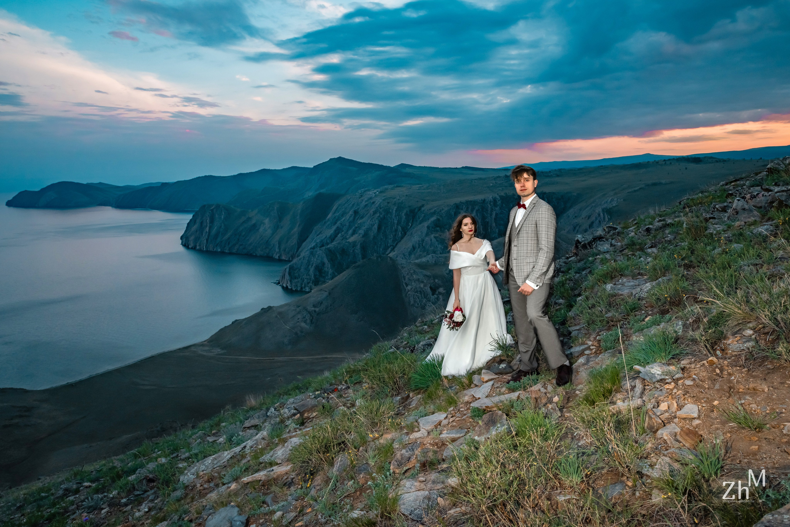 Свадебная фотосессия на Байкале и горах. Семейный и свадебный фотограф в Иркутске Максим Жигалов