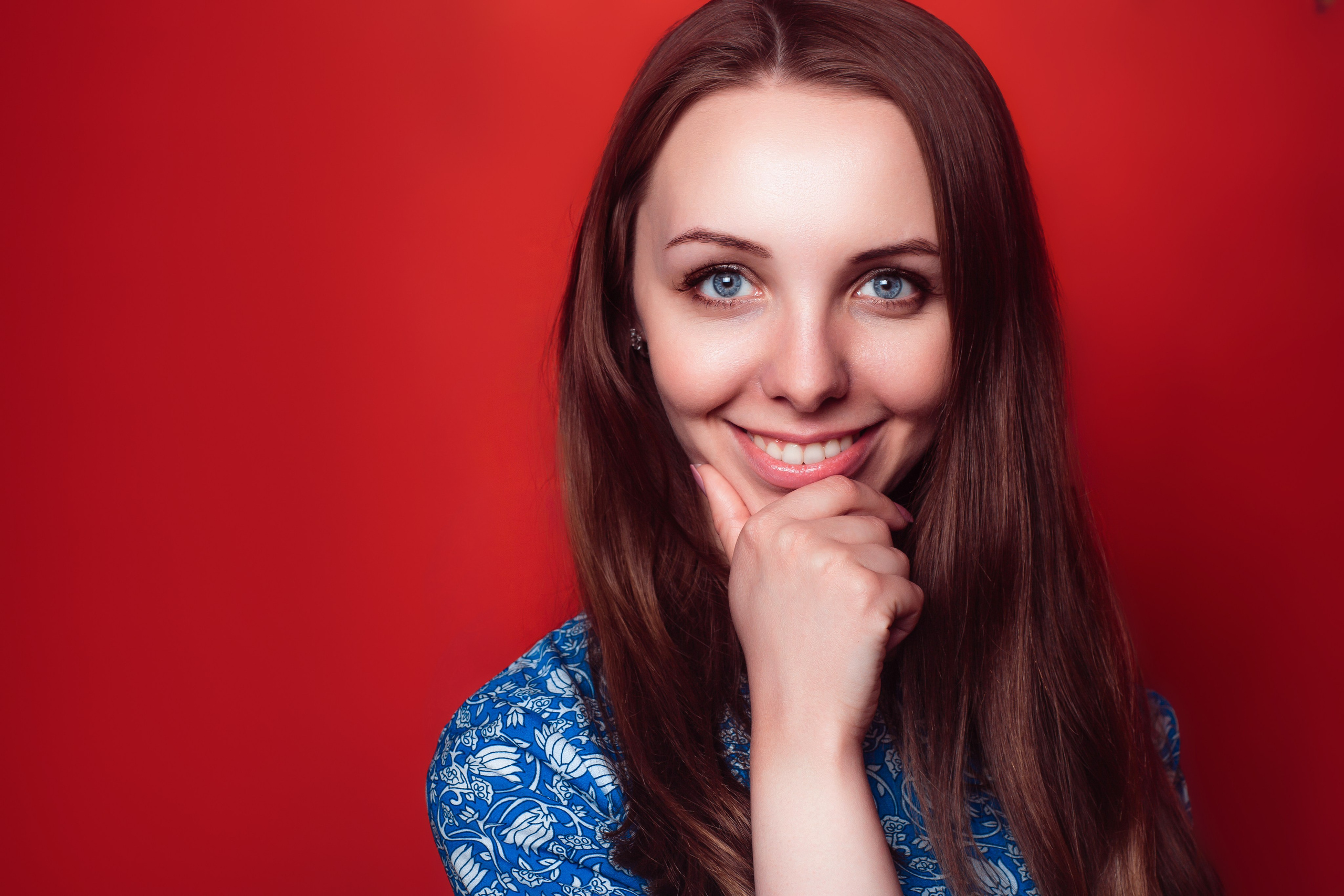 Элегантный студийный портрет от фотографа Богатырева Николая Николаевича – стильная фотосессия в черном платье и шляпе. Закажите профессиональную съемку в Мценске, Орле, Черни! Посетите BOGATYREVPHOTO.RU для создания вашего идеального образа!