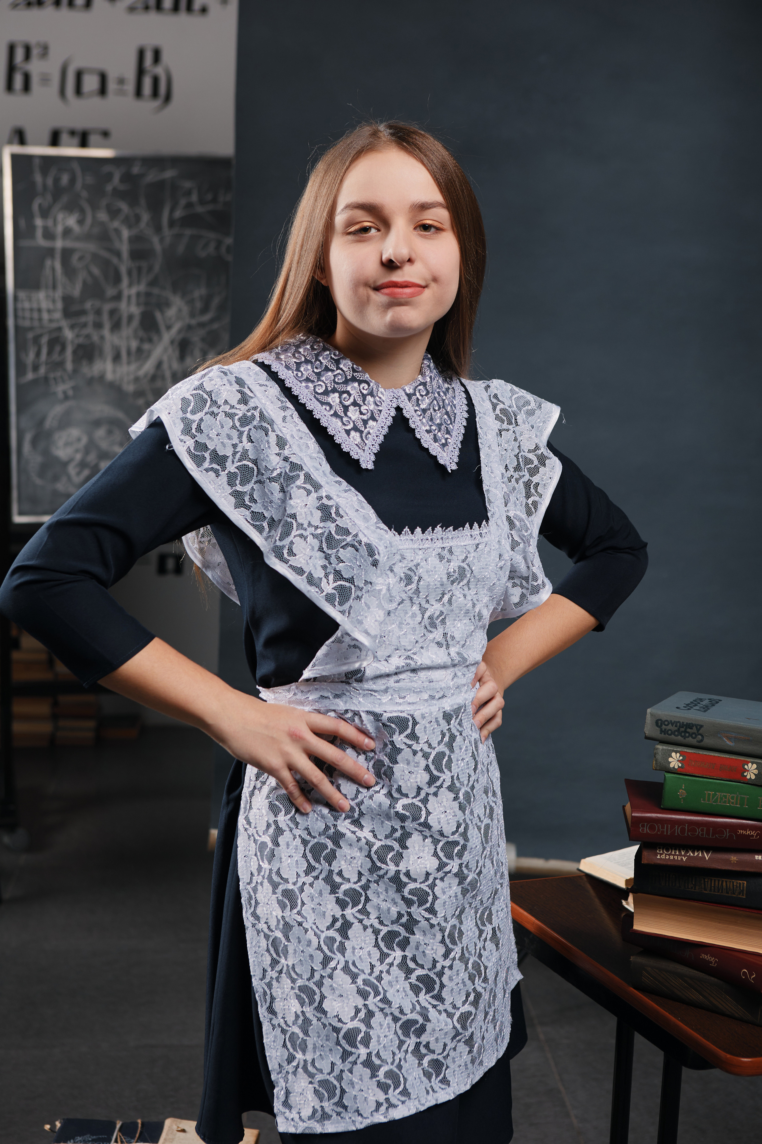 Выпускница в форме.