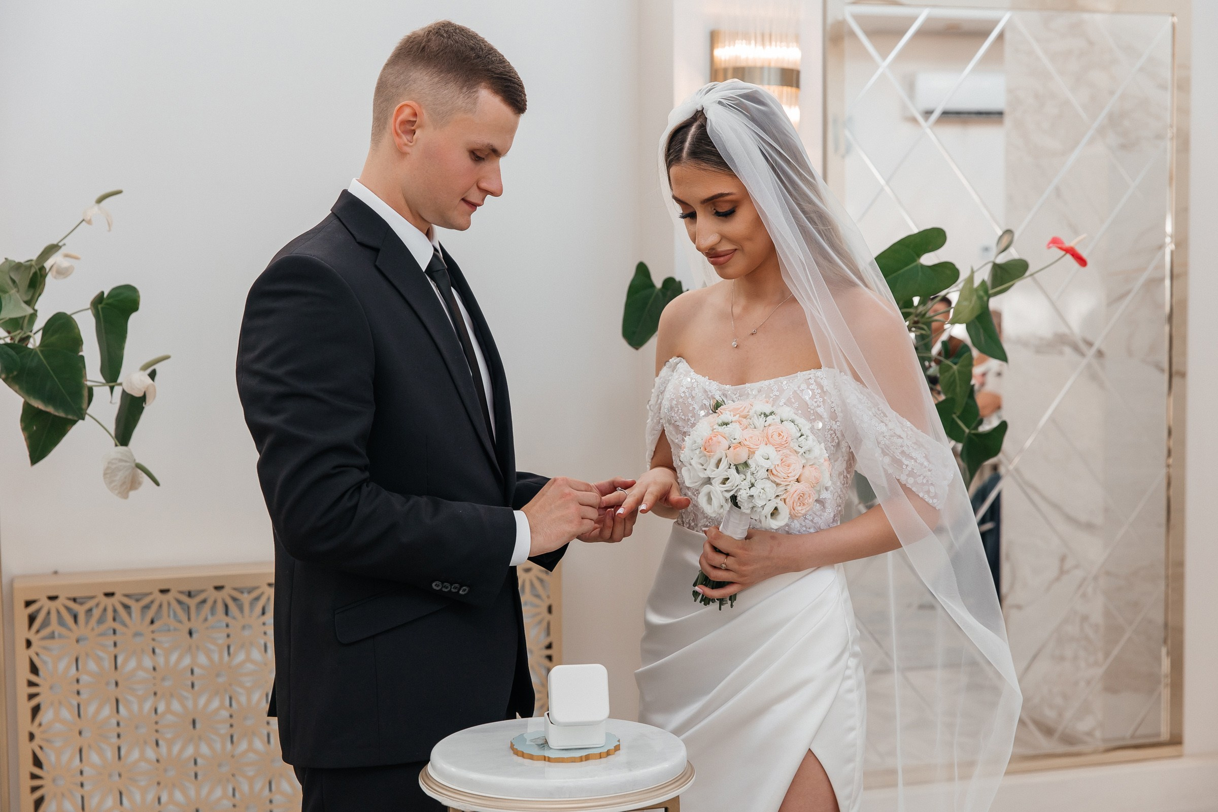 Свадебная фотосессия в Марриоте. Свадебный фотограф в Москве Элина Ларченкова. Фото, которые цепляют