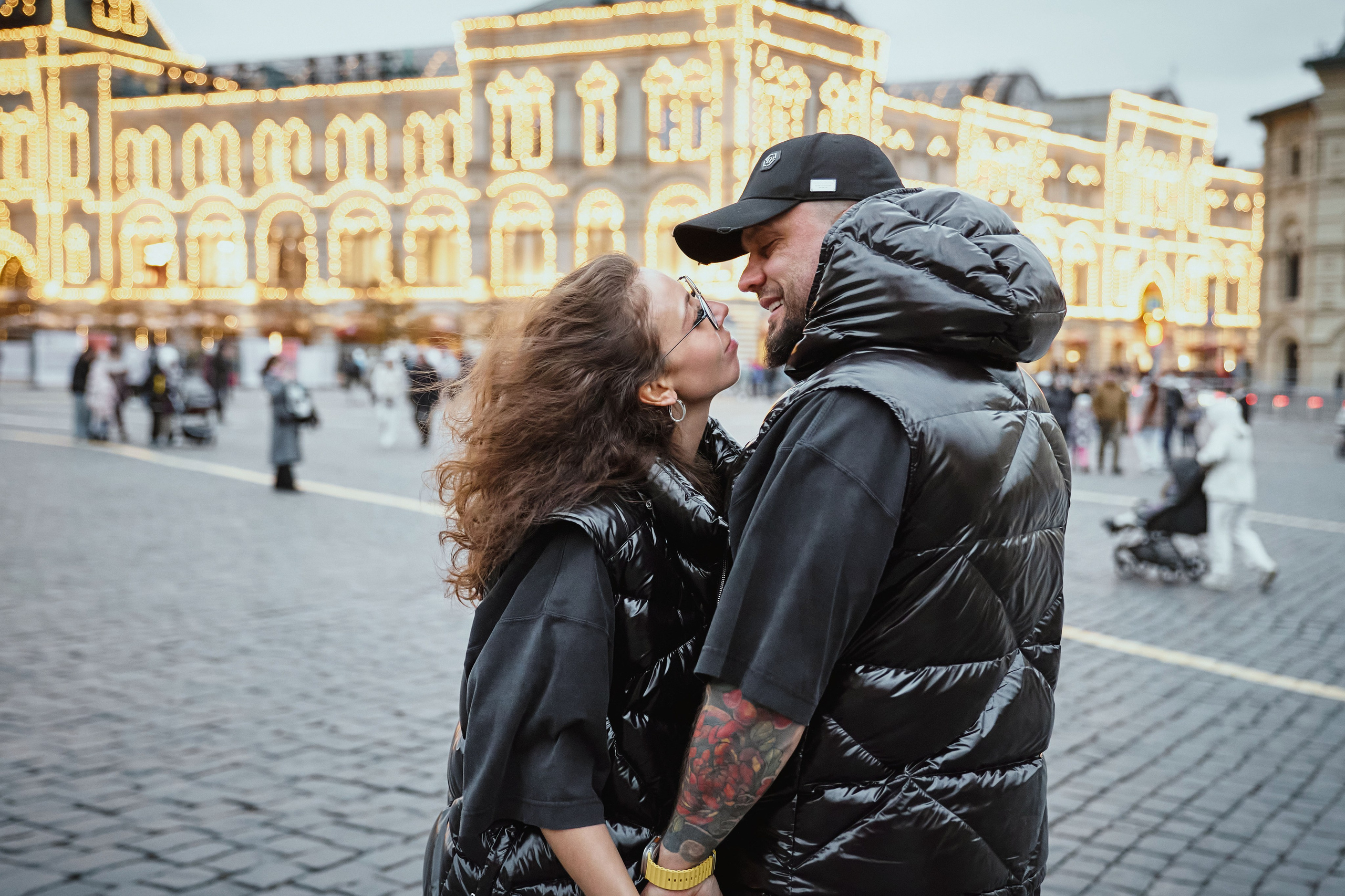 молодые люди целуются на красной площади в Москве