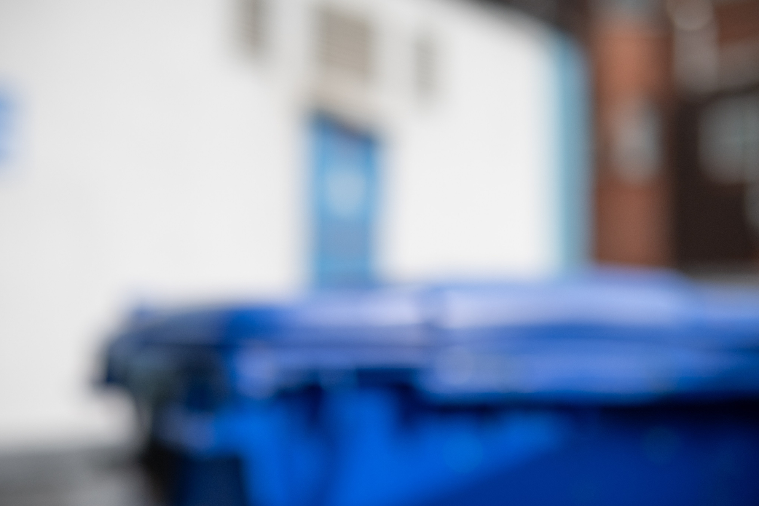 Авторская городская фотография, исследующая свет, цвет, архитектуру и визуальные ритмы городской среды. Фотограф: Ожерельев Лев