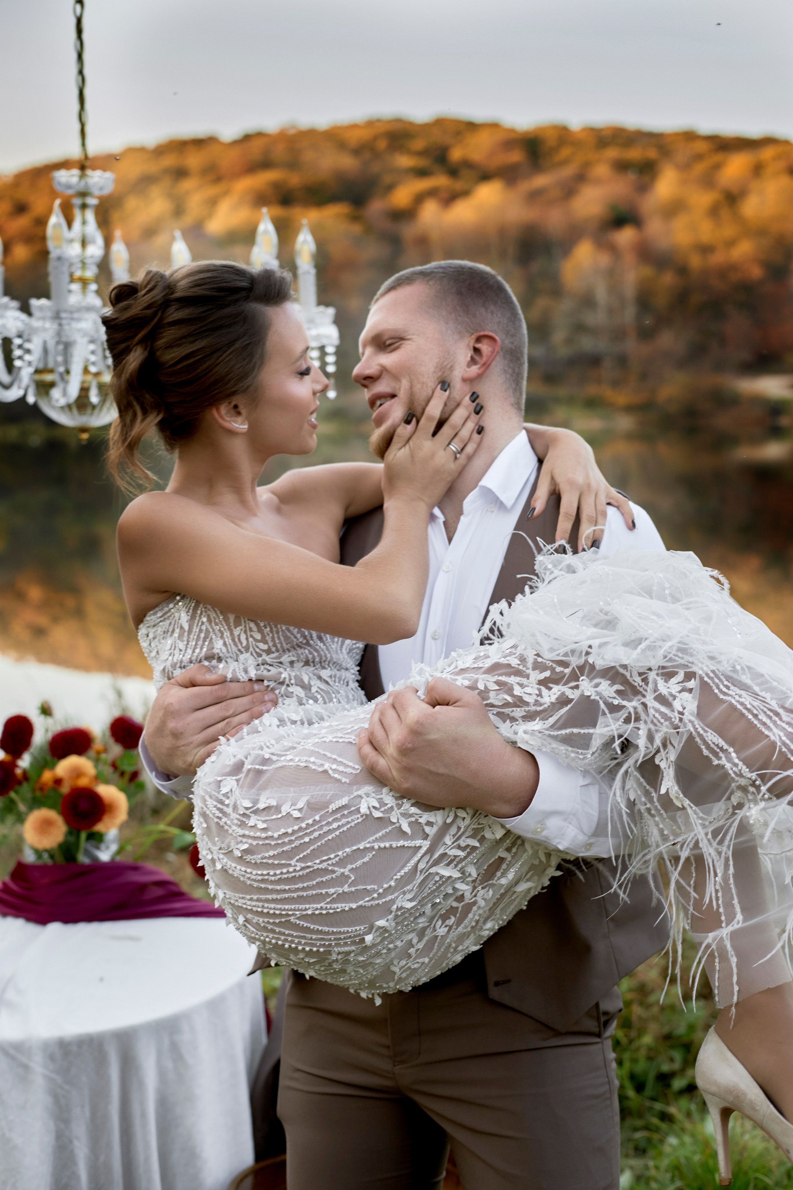 Нежное фото пары среди цветущих деревьев во Владивостоке