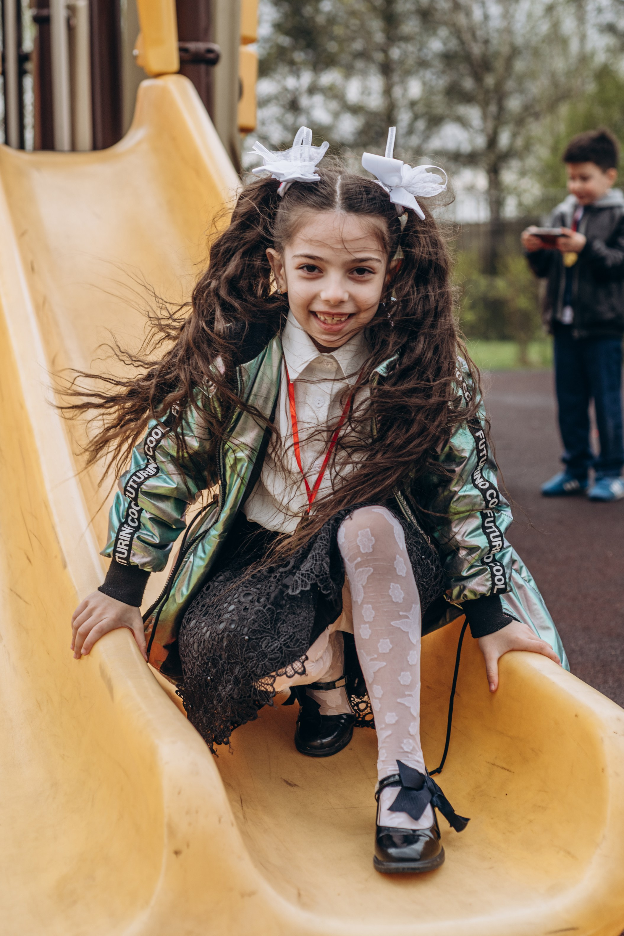 Выпускной альбом 1 класса — фотосессия в школе, деликатная ретушь и дизайн в Москве. MILATE — выпускные альбомы, фотосессии и видео в Москве