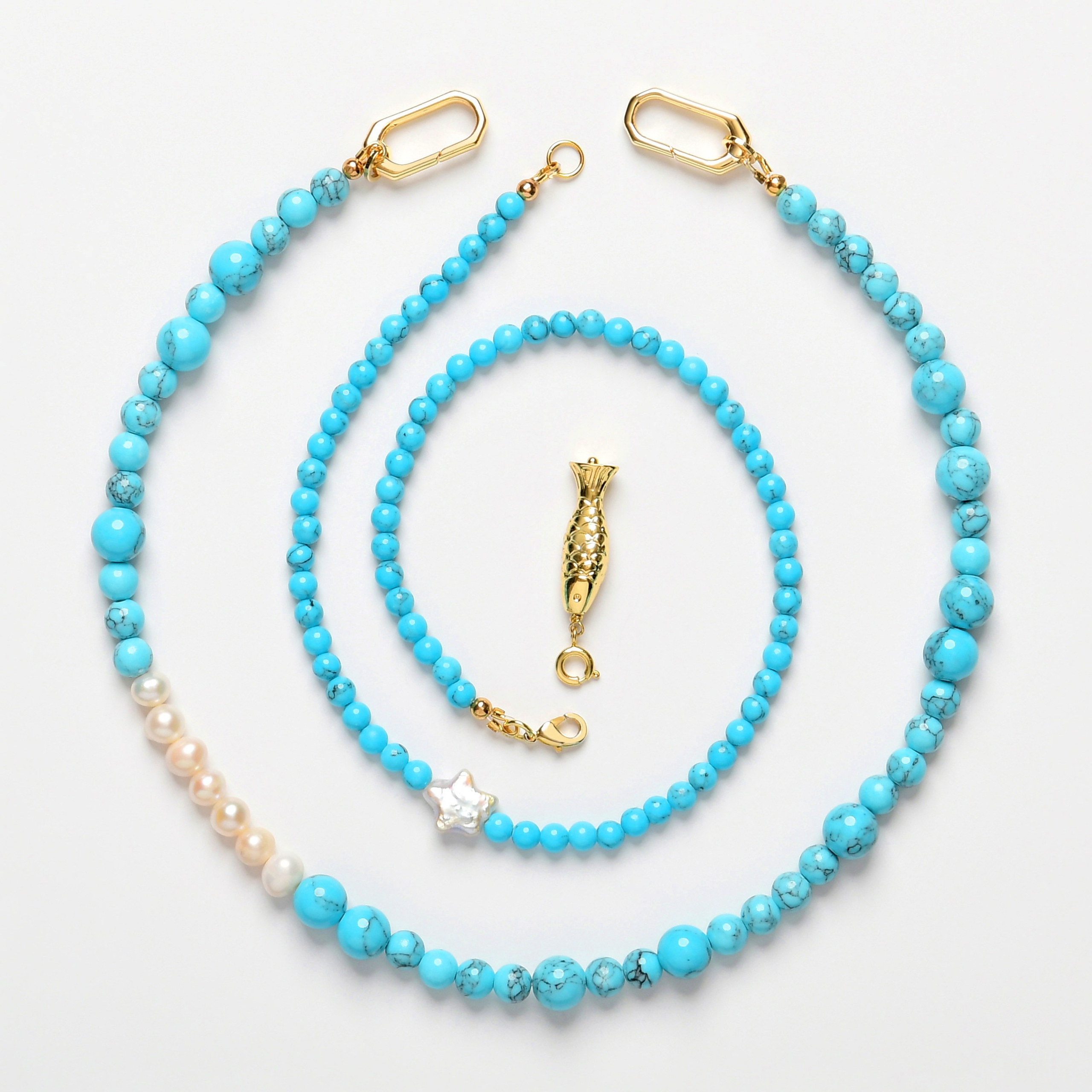 два чокера из бирюзовых камней на сером фоне