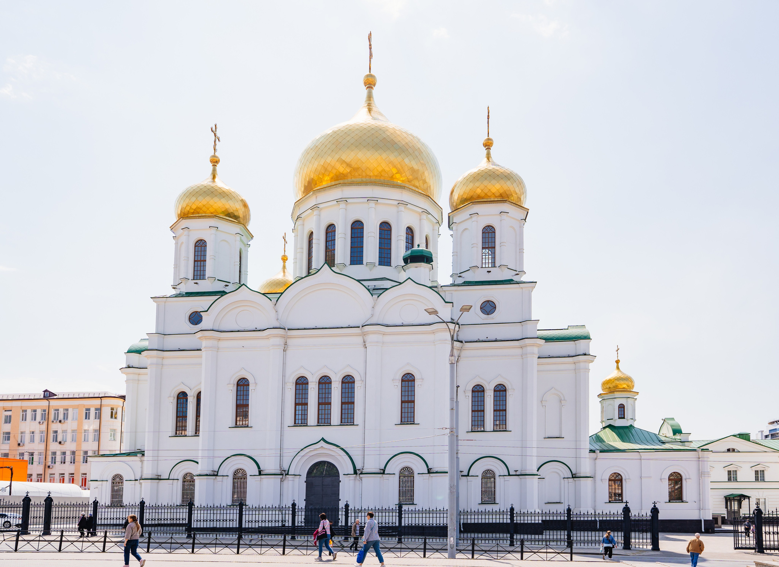 Кафедральный собор Рождества Пресвятой Богородицы в Ростове-на-Дону — один из главных православных храмов города и известная архитектурная достопримечательность юга России. Историческое здание с золотыми куполами и колокольней в центре Ростова-на-Дону 9.05.2026, фотограф Андрей Сайфутдинов