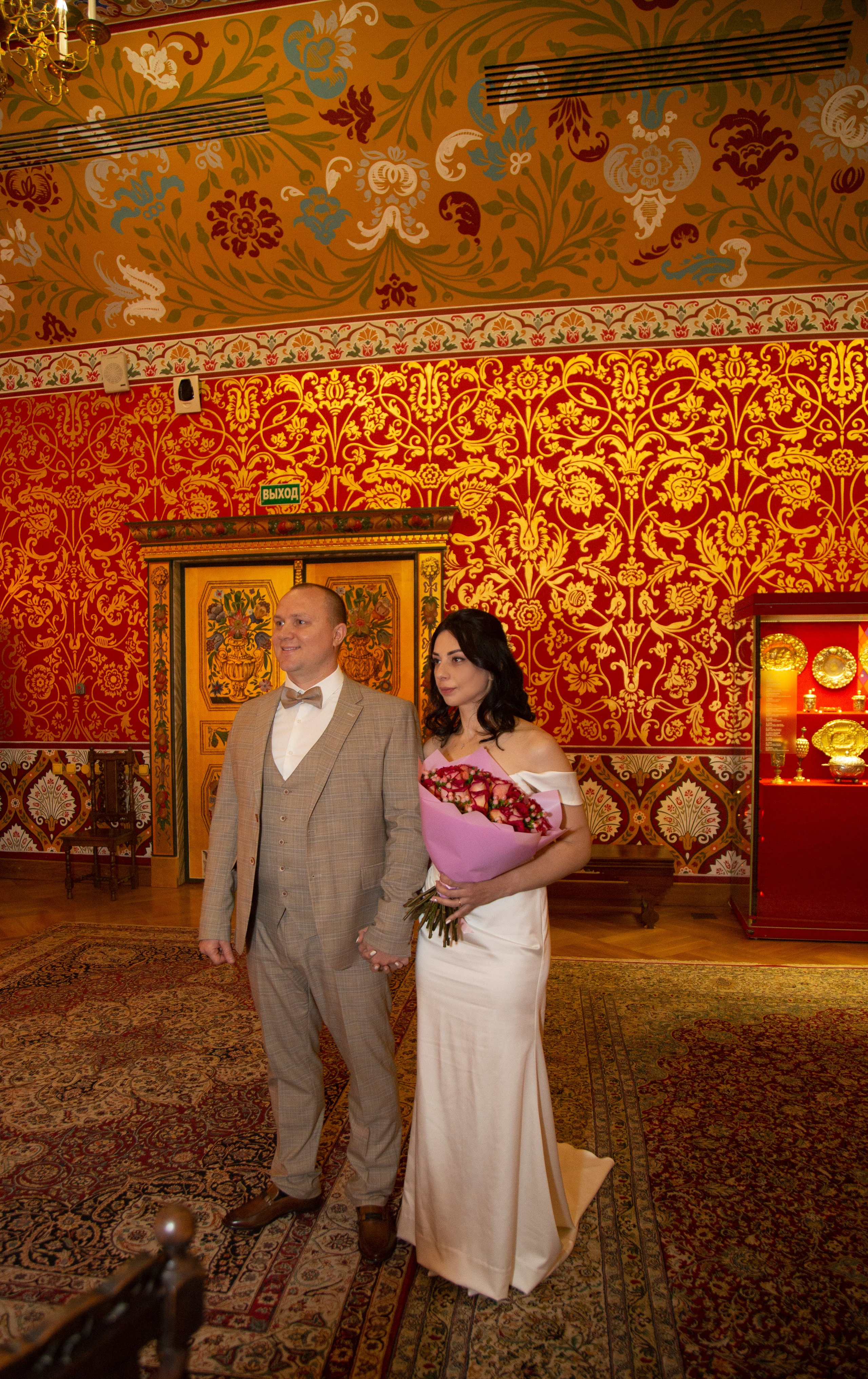 Свадебная фотосессия бракосочетания во Дворце Алексея Михайловича в Коломенском в Москве для Ирины и Андрея. Фотосессия в студии в Москве от профессионального фотографа услуги по доступным ценам