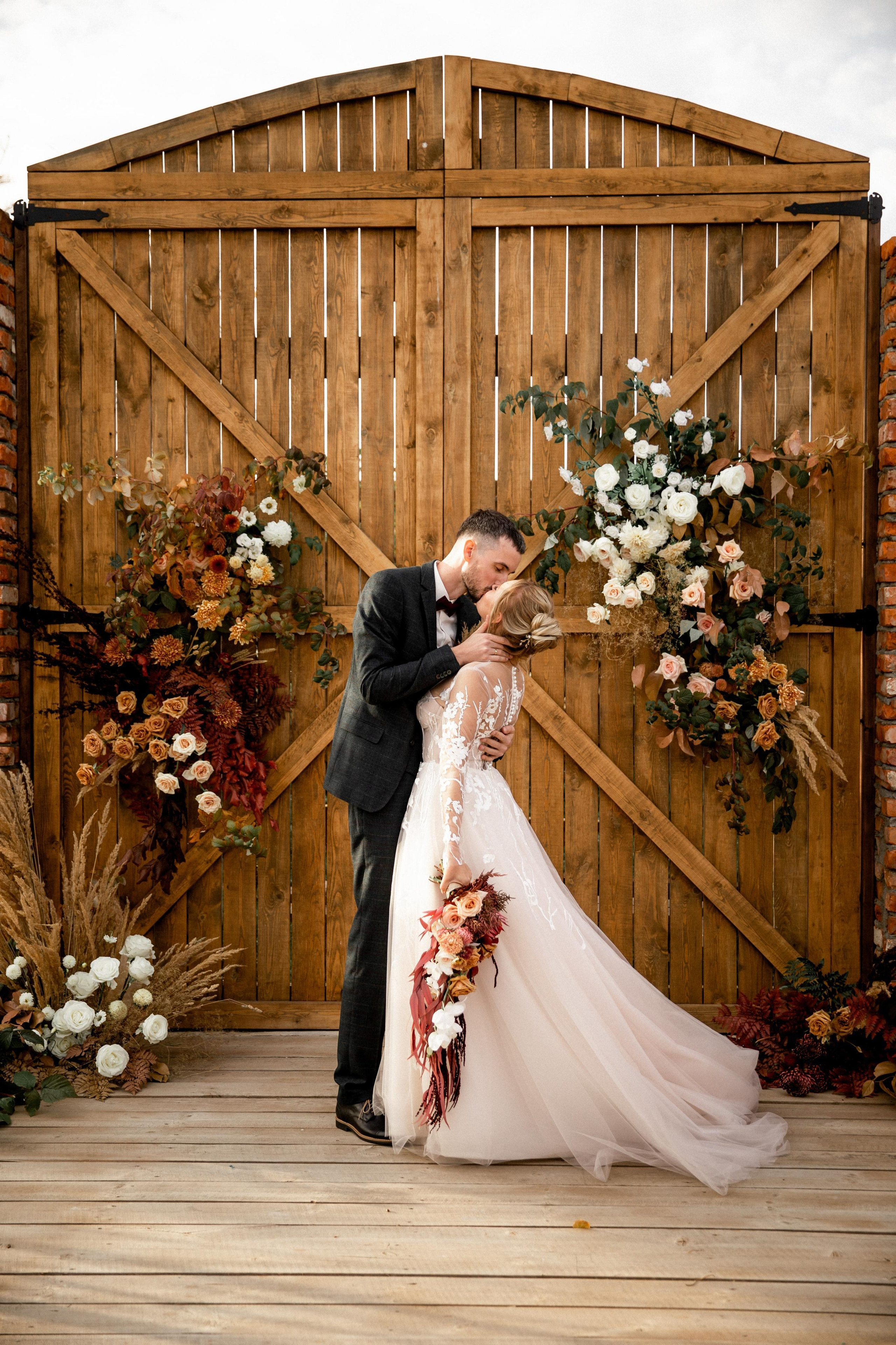 Амбарные ворота. Локация для церемонии и фотосессии. Свадебная площадка РАНЧО