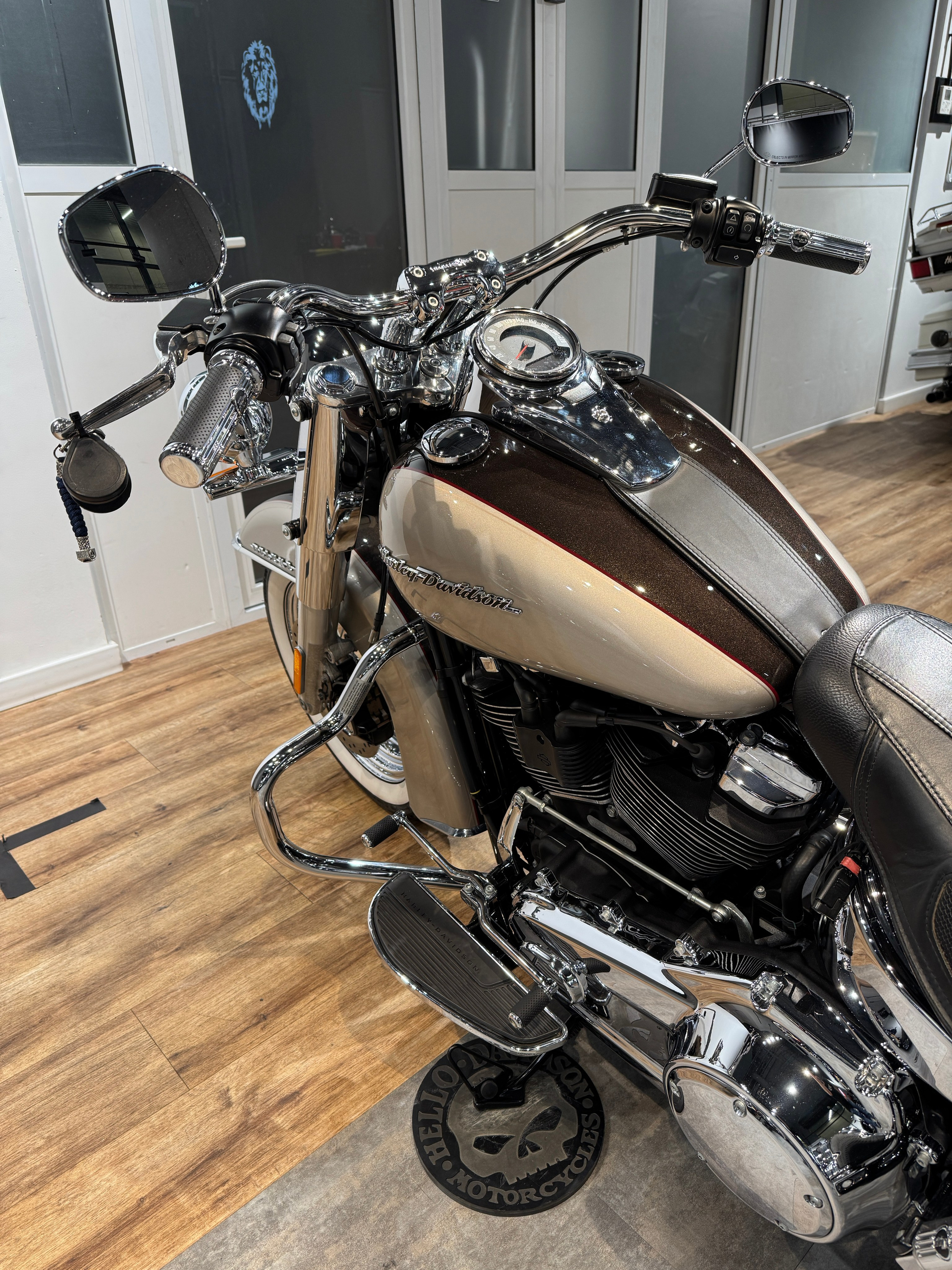 Harley Davidson 2018 Deluxe (Silver Fortune/Sumatra Bro) — купить мотоцикл. Hello Davidson, Москва. Только хорошие мотоциклы…