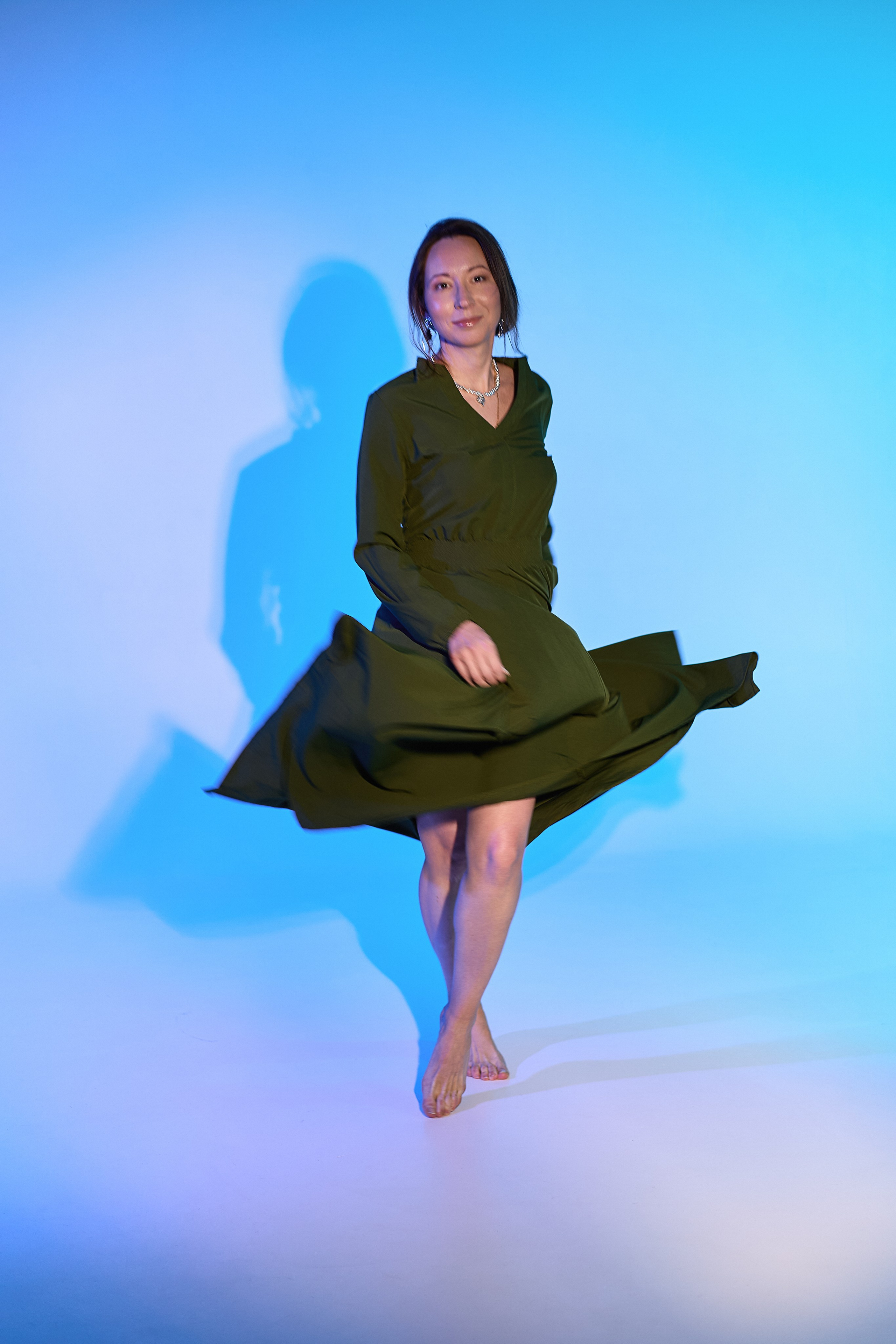 Подходит для портретных и контентных съёмок, съёмок с контрастным светом и цветными фонами. Платье создаёт ощущение уверенности и внутреннего спокойствия — без лишних деталей, но с характером.