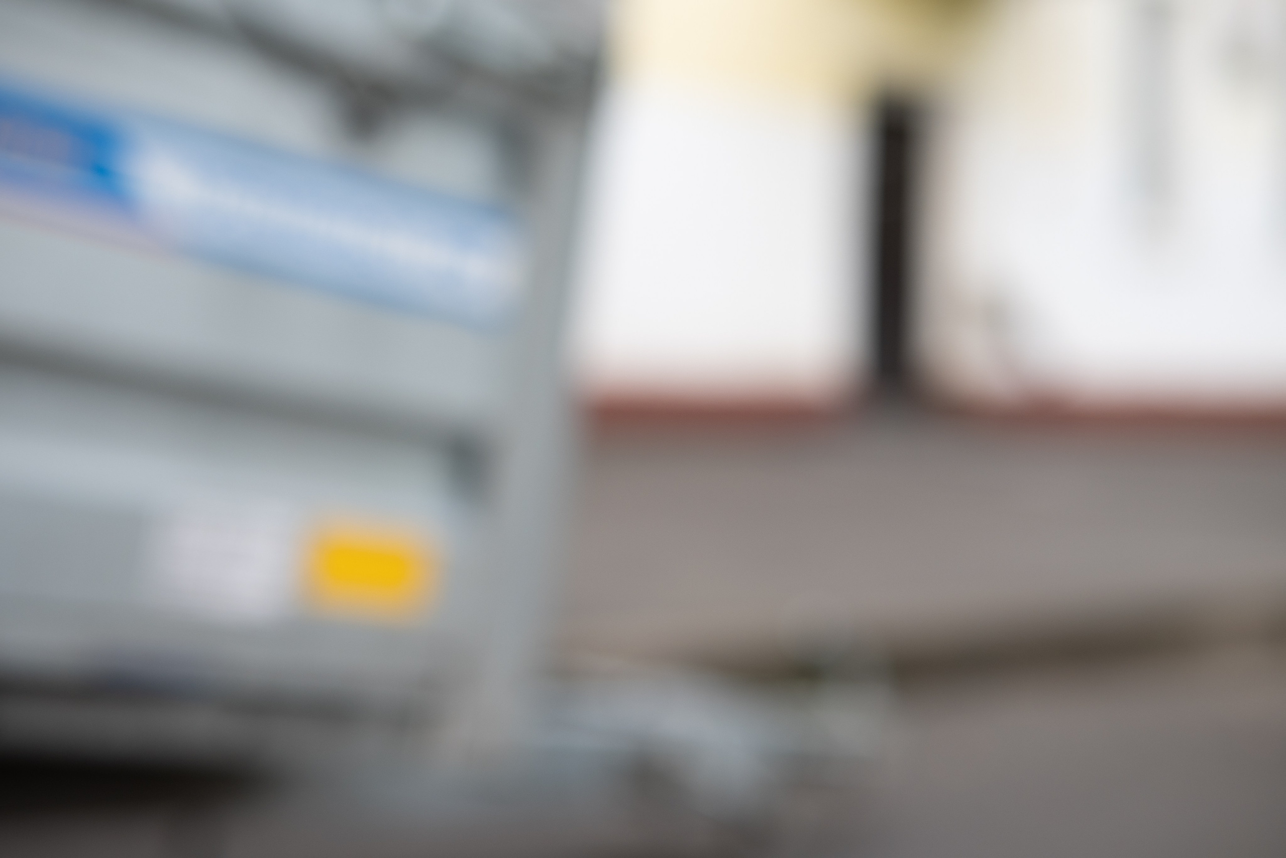 Авторская городская фотография, исследующая свет, цвет, архитектуру и визуальные ритмы городской среды. Фотограф: Ожерельев Лев