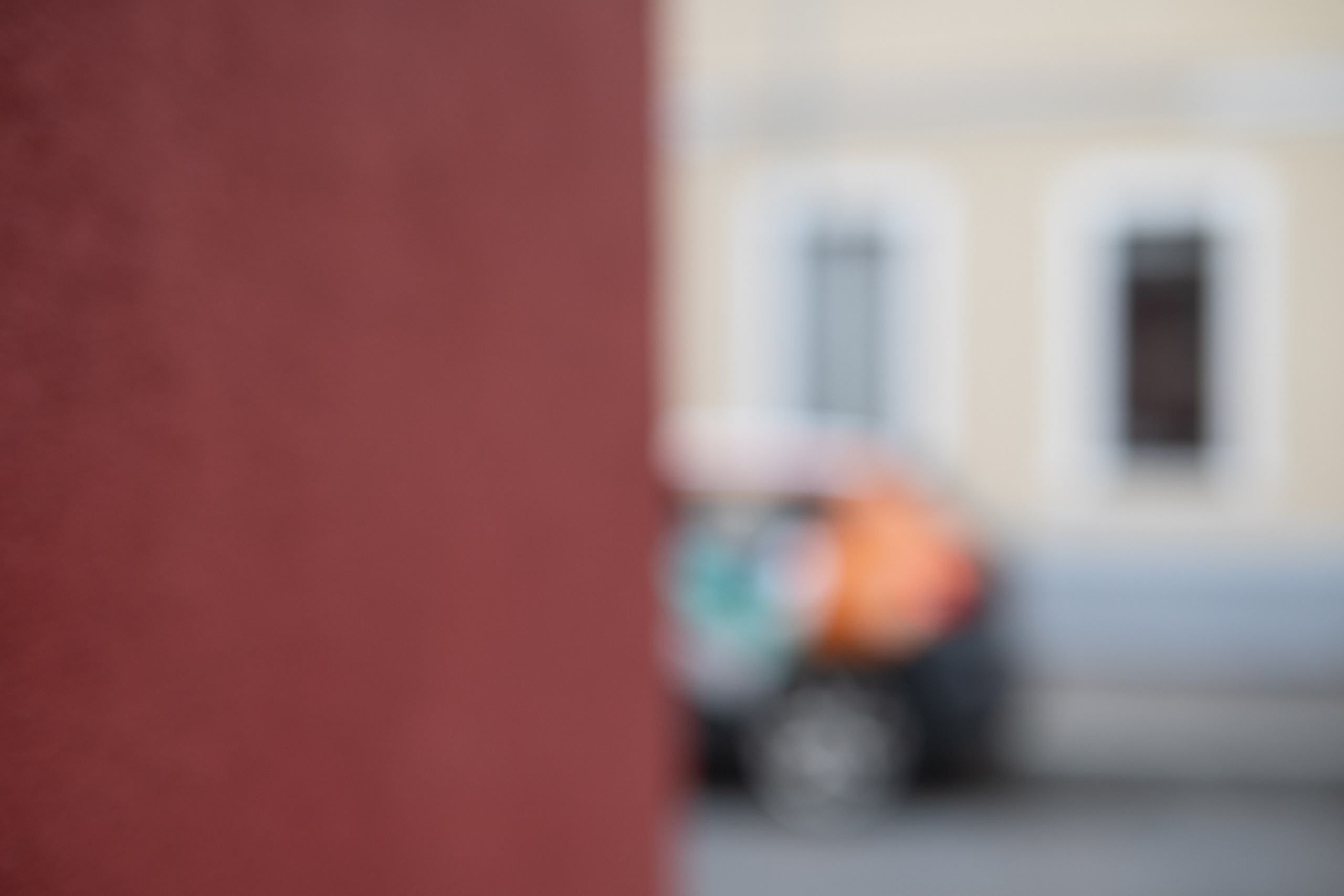 Авторская городская фотография, исследующая свет, цвет, архитектуру и визуальные ритмы городской среды. Фотограф: Ожерельев Лев