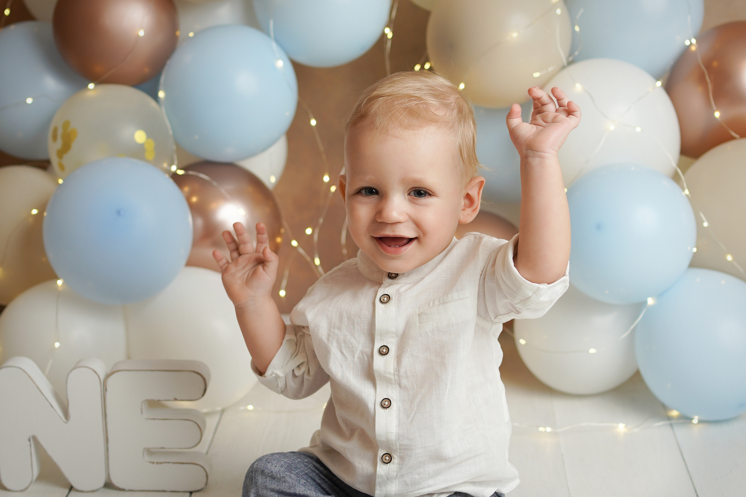 На фотосессии Первый годик был торт и шарики