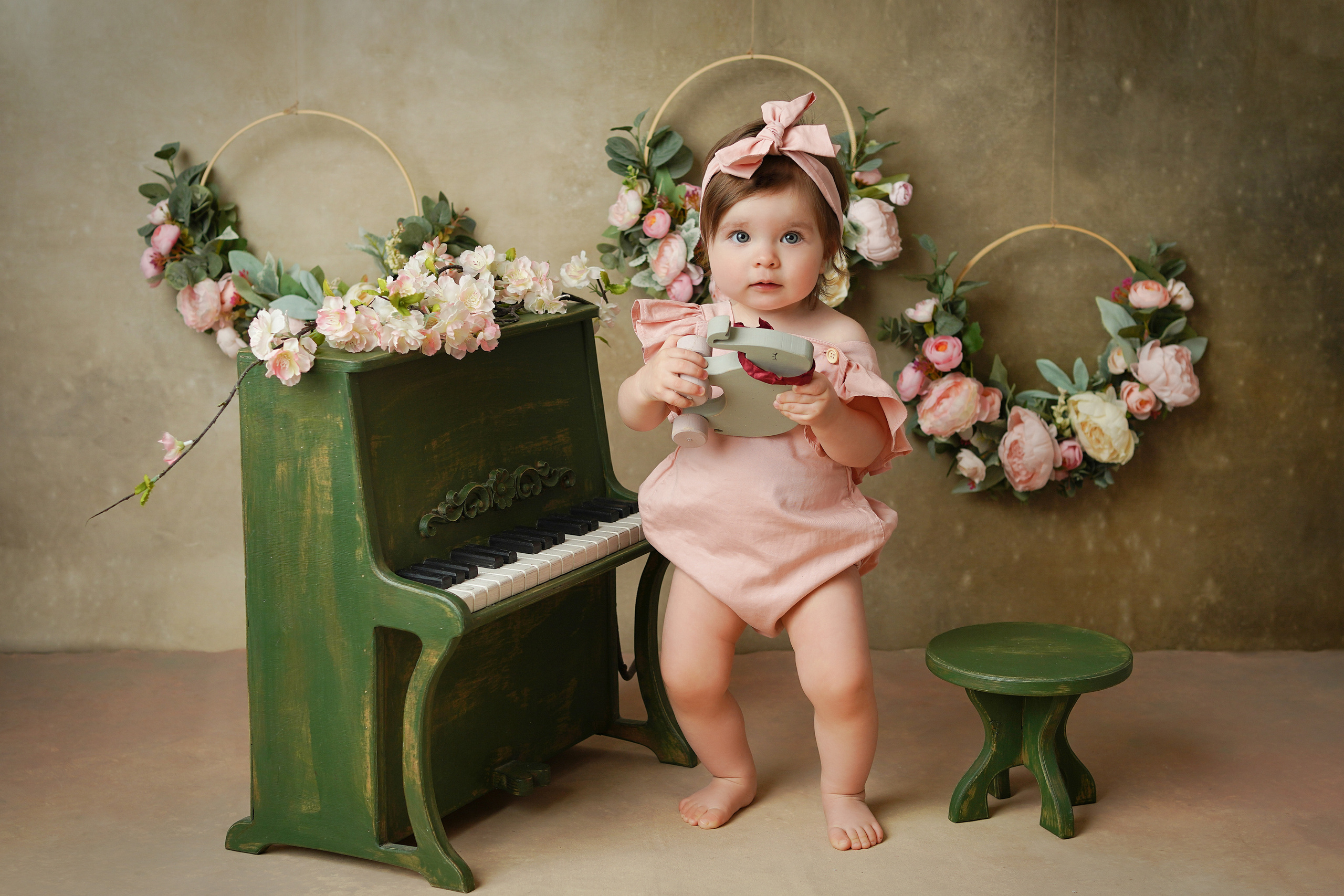 Для детской фотосессии реквизит предоставляется.