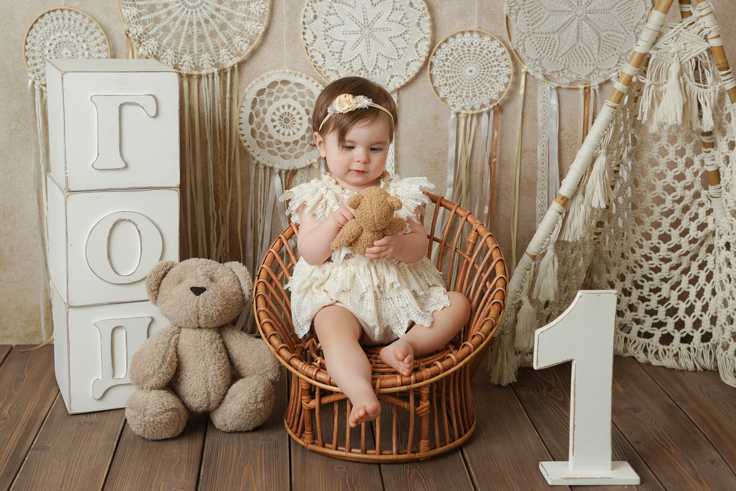 В детской фотостудии красивое оформление для деток. Есть игрушки, кубики Год, единичка.